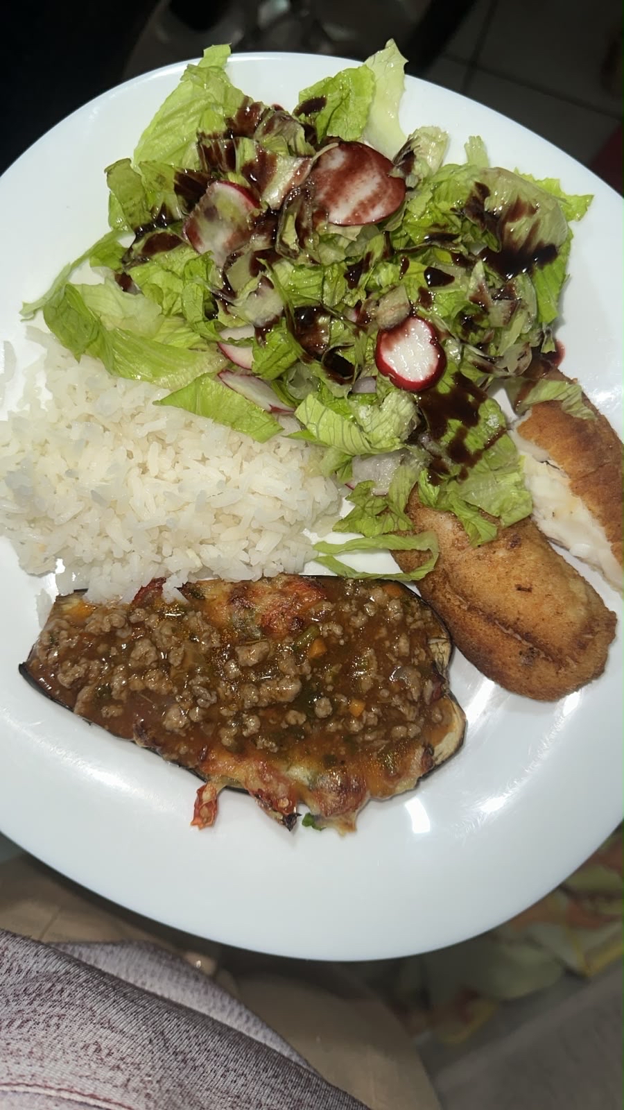 Prato com arroz e salada