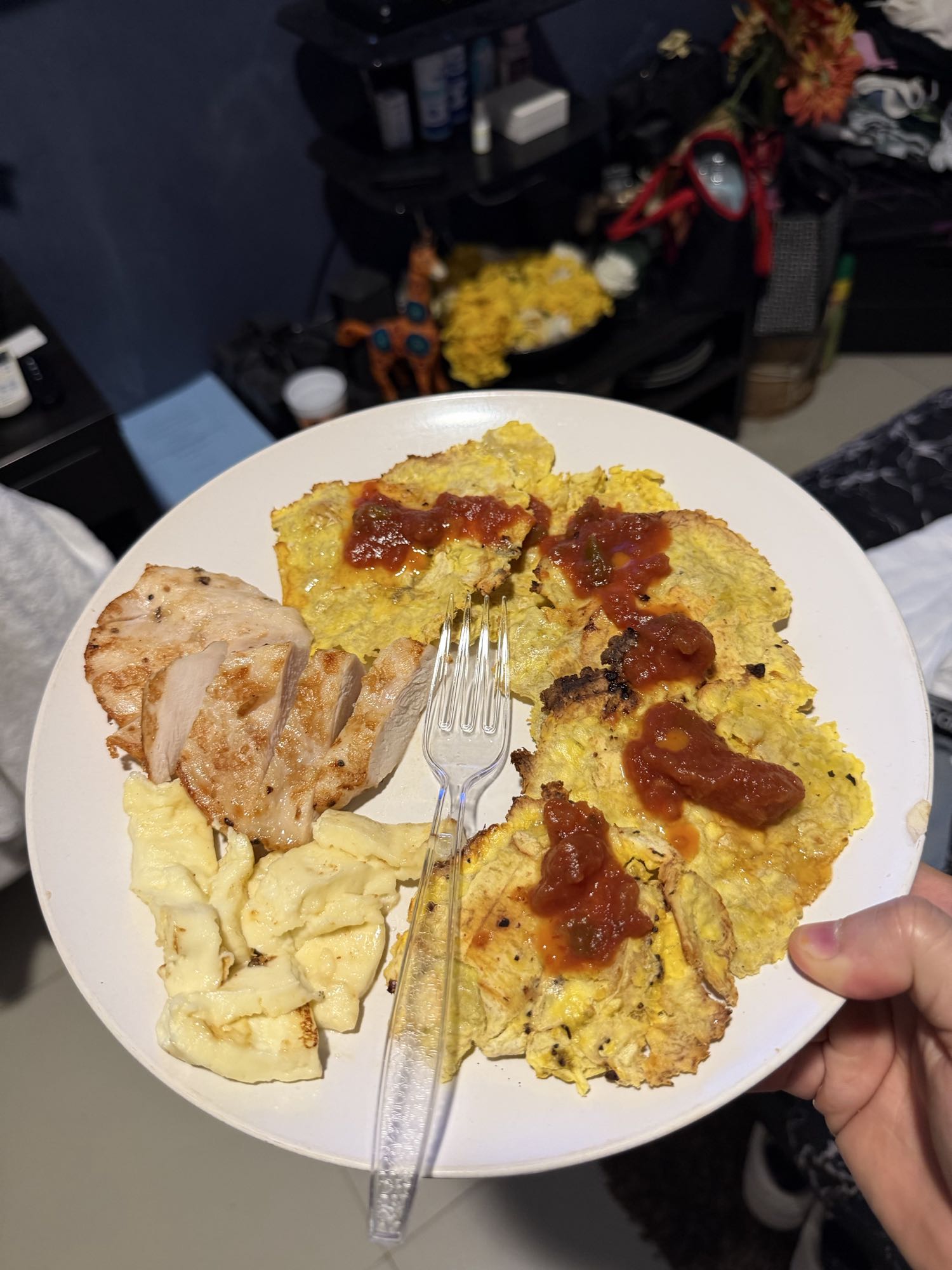 pollo con patacones, queso prensado y salsa de tomate