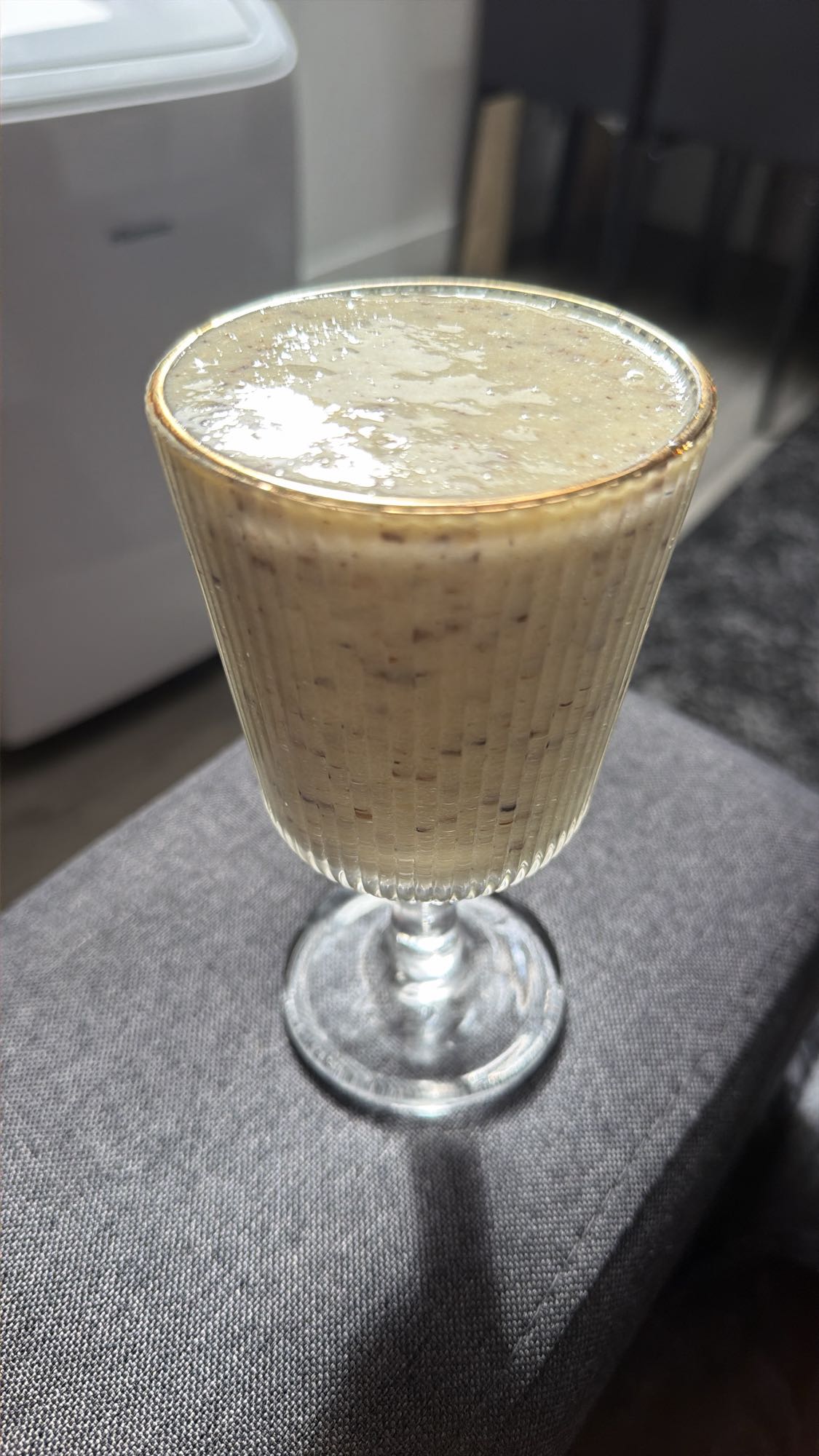 Smoothie cu banană, kiwi, măr, lapte de migdale și semințe de in