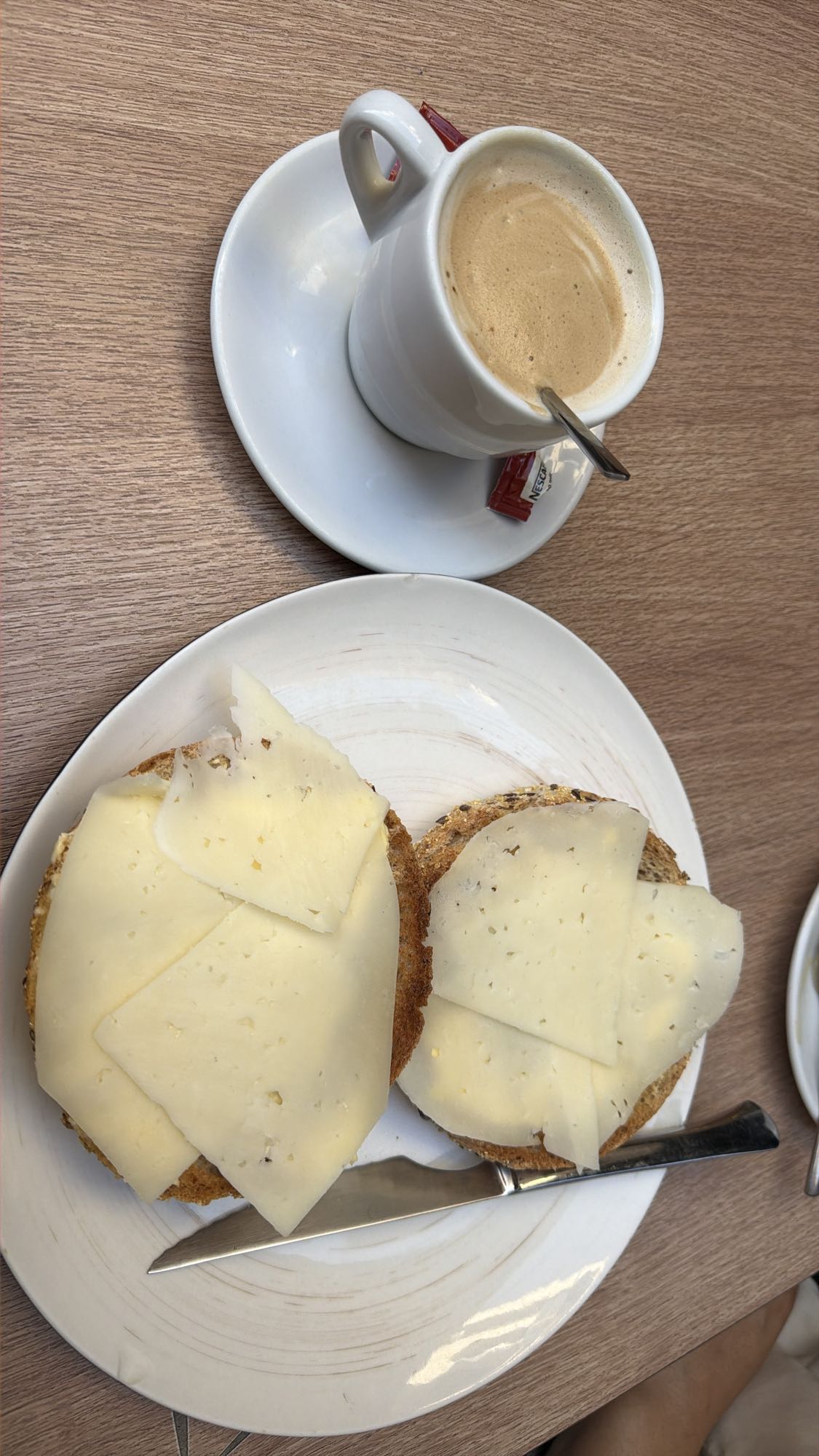 tostadas con queso y café