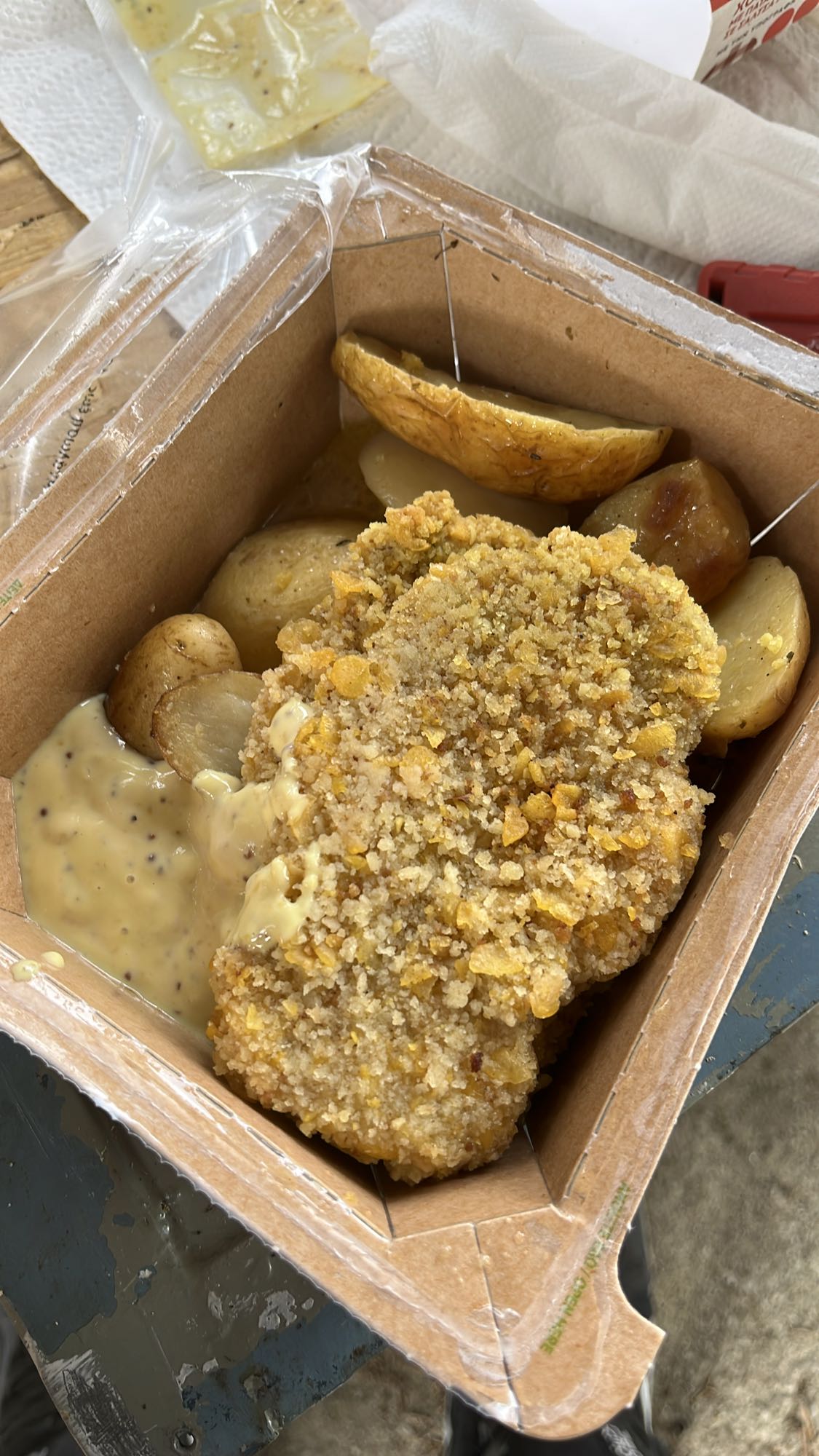 Панирано пиле с картофи