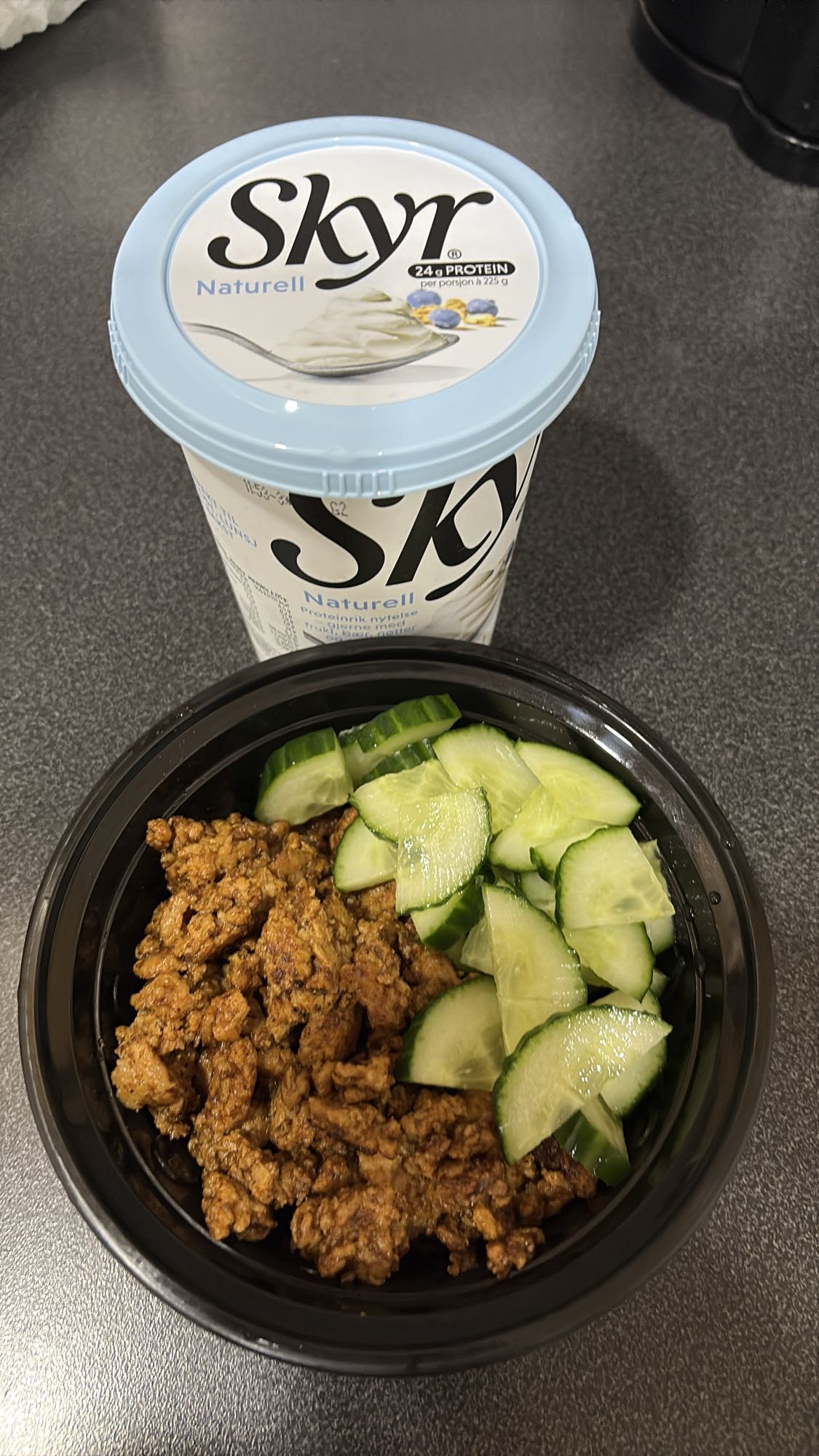 Skyr med agurk og kjøtt