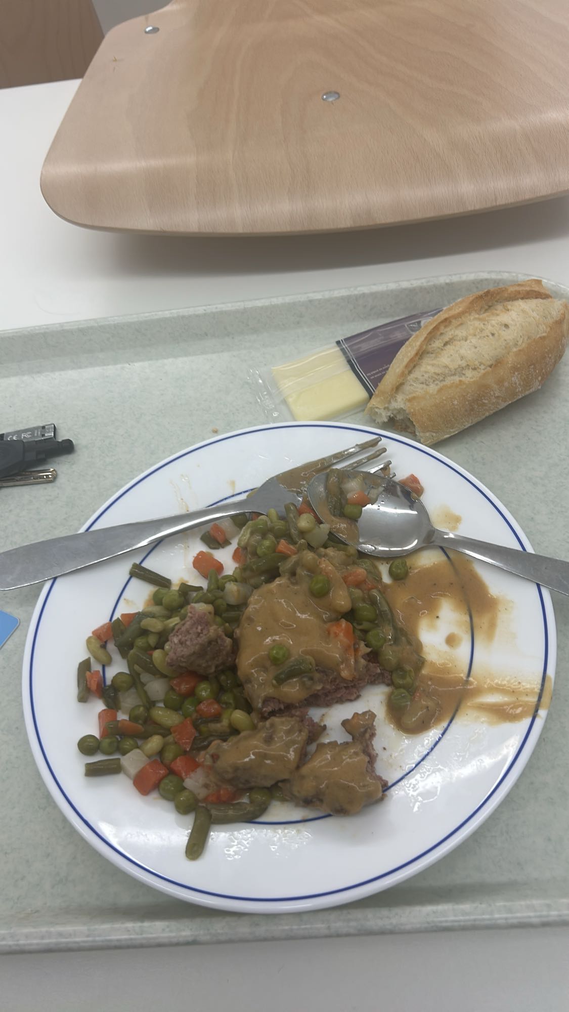 Bœuf légumes pain et fromage édam