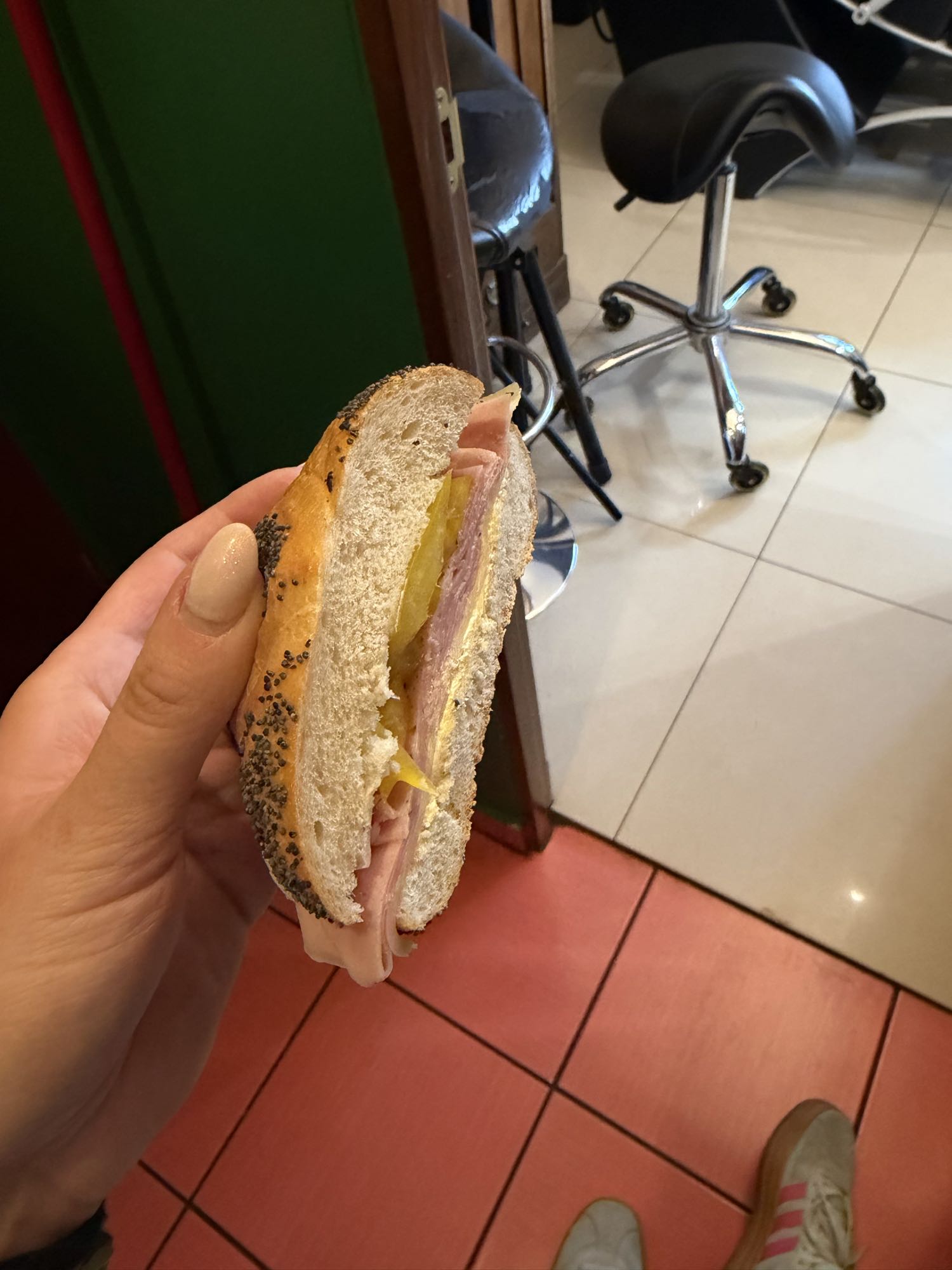 bajgiel z szynką i serem