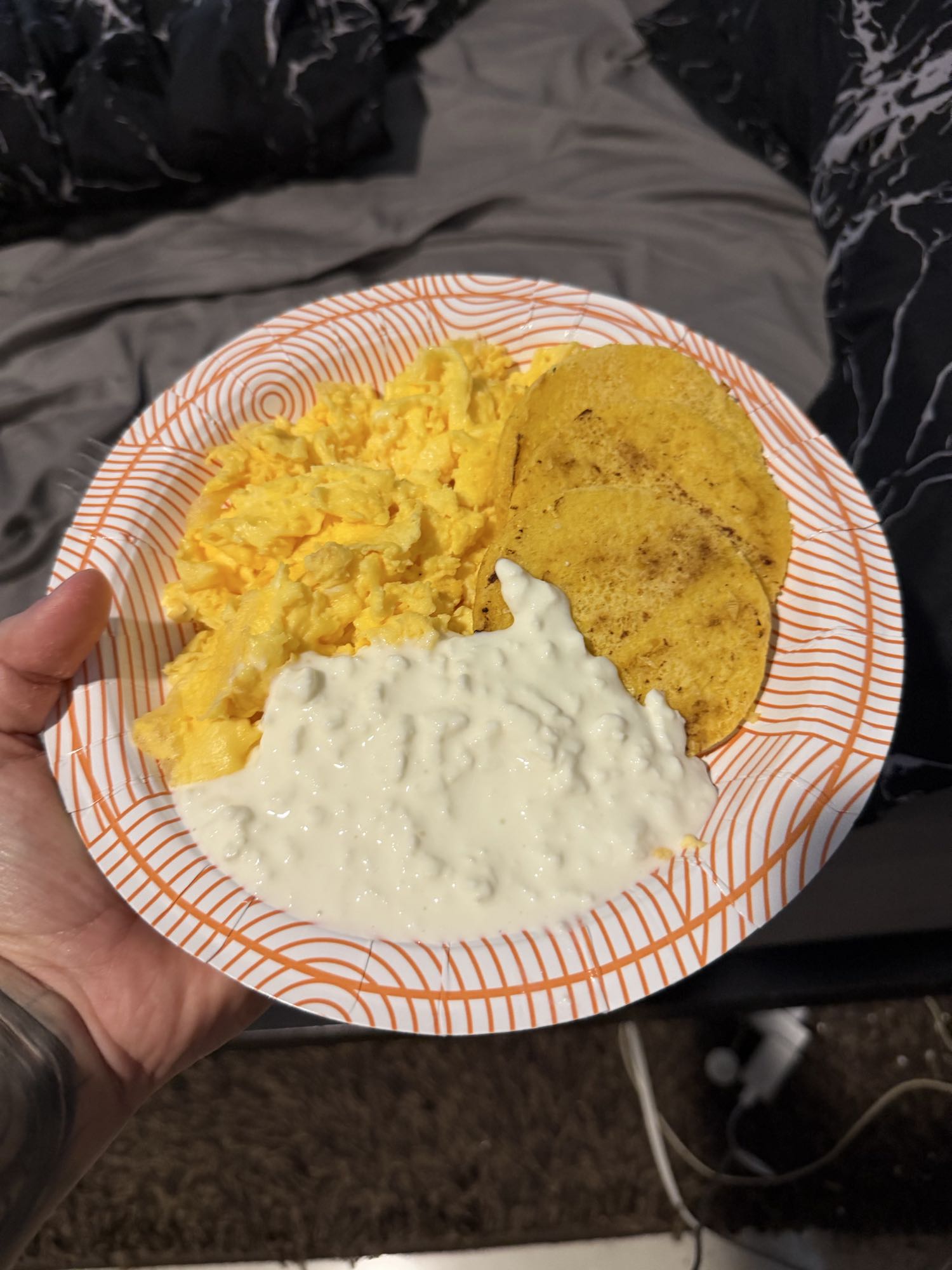 huevos con arepas y salsa