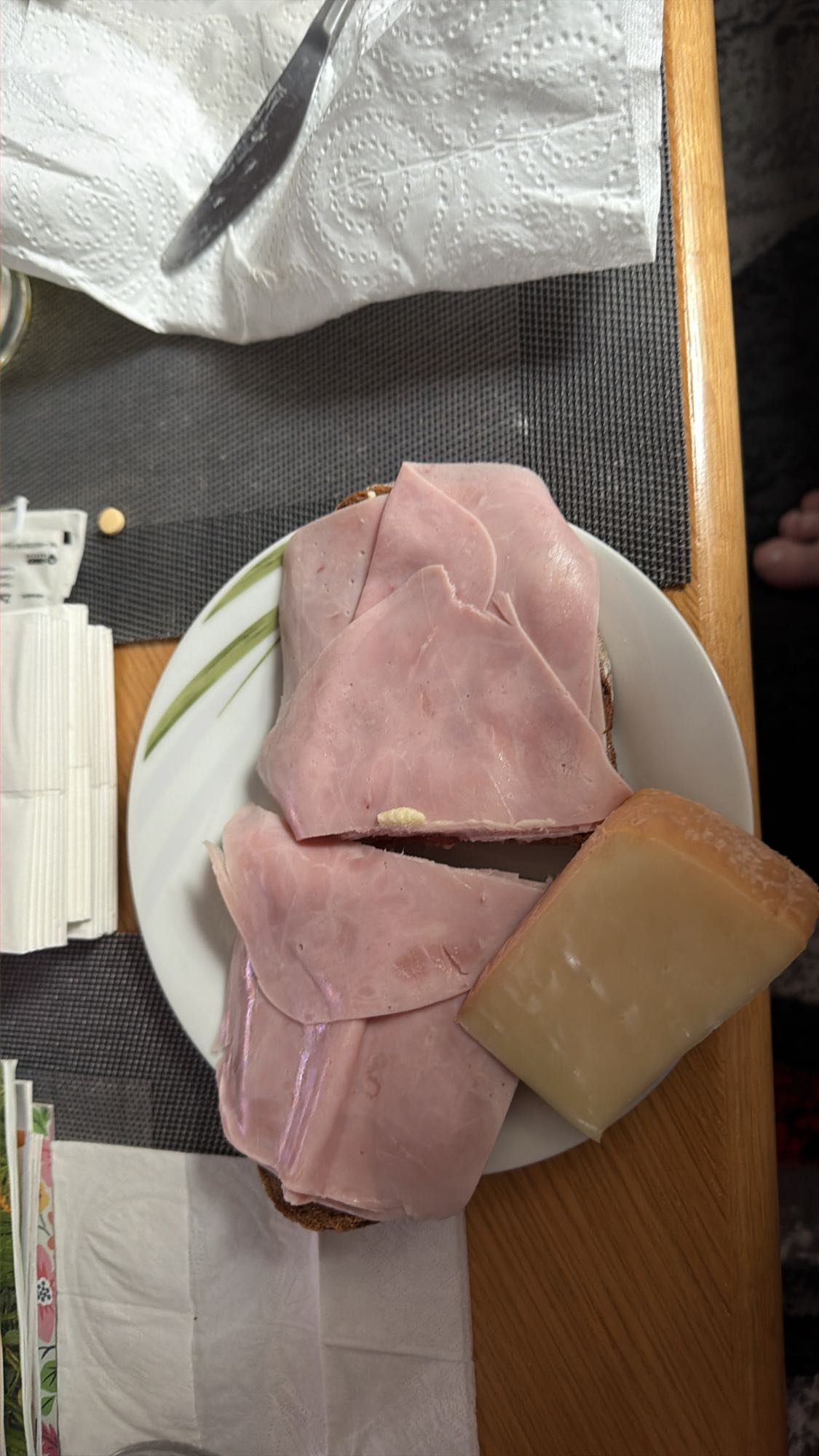 Schinkenbrot mit Käse