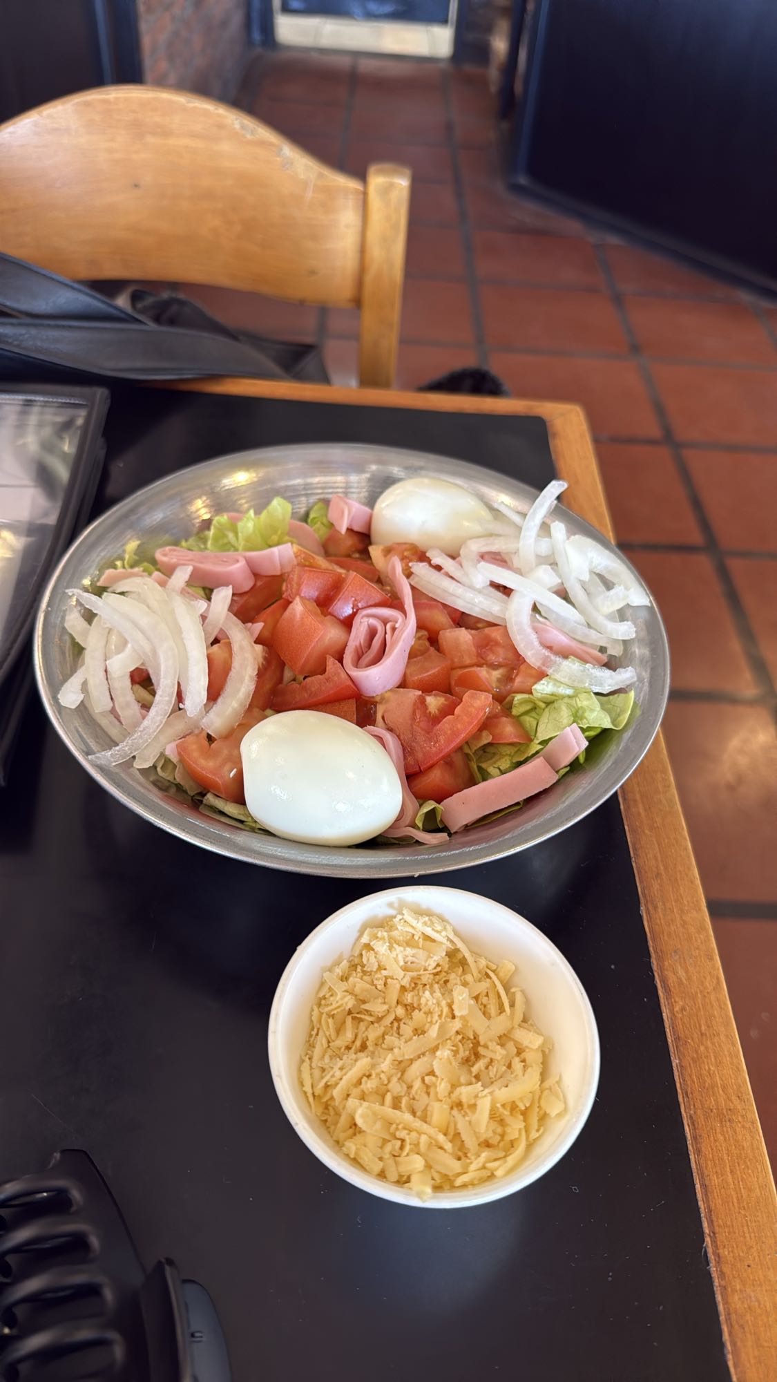 ensalada con huevo y queso