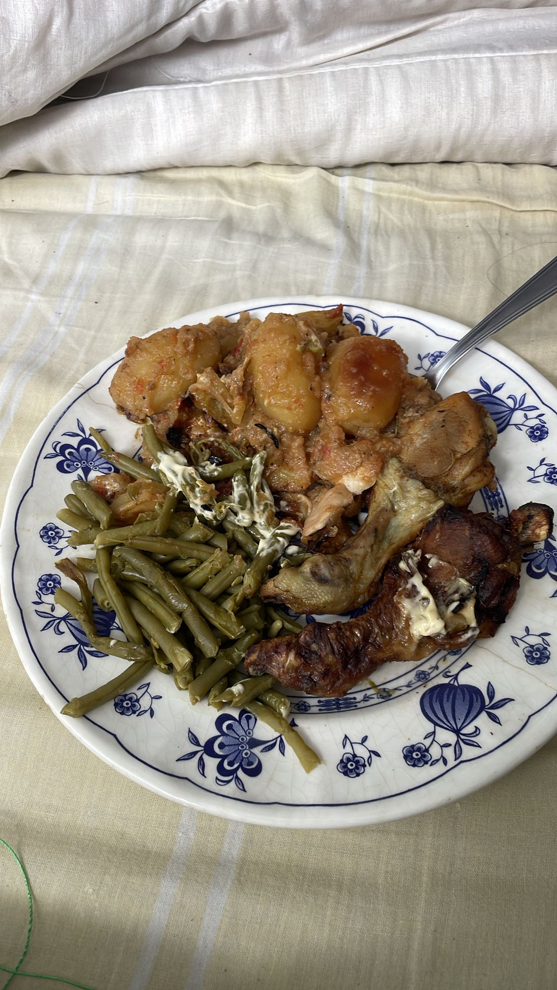 Deux cuisses de poulet au four avec pommes de terre en sauce et haricots verts