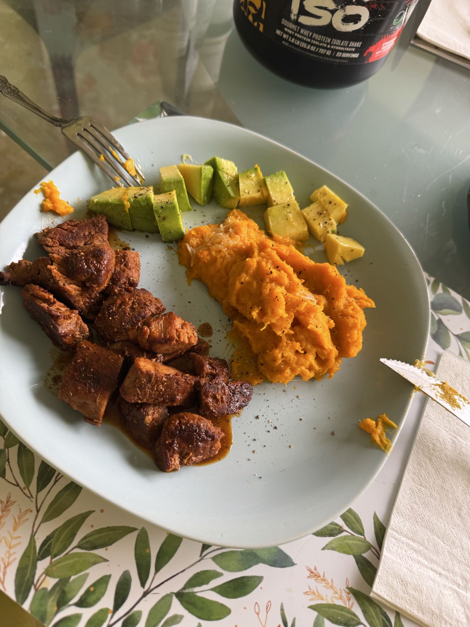 carne con aguacate y puré
