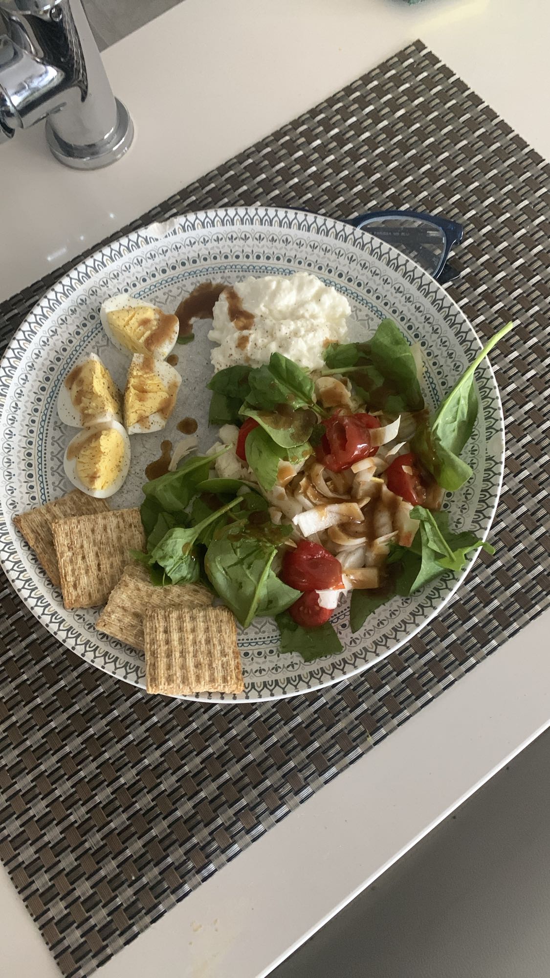 Salade œuf et crackers