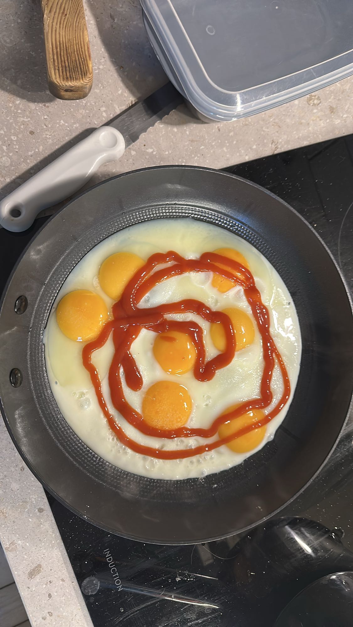 Stekta ägg med ketchup