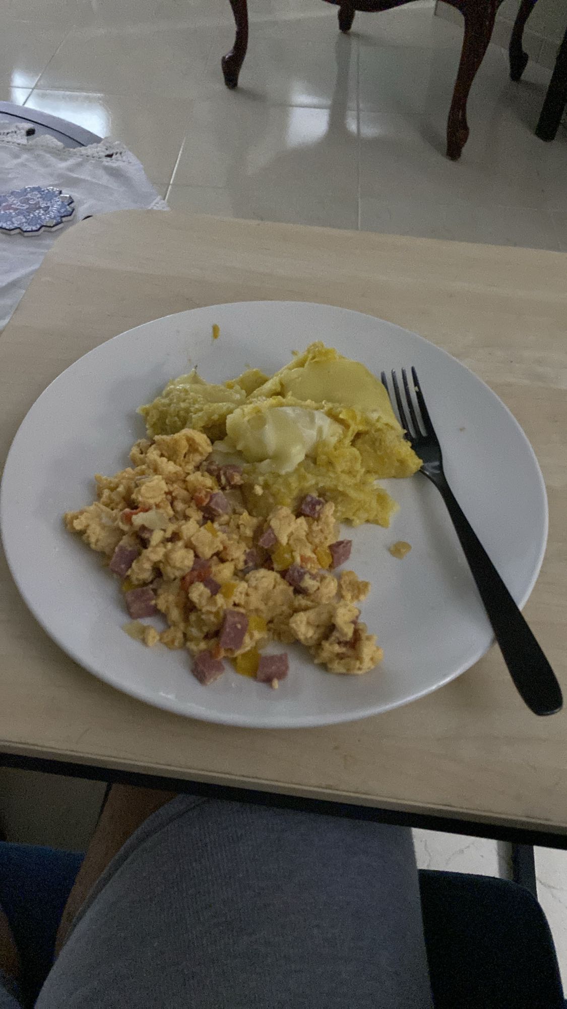 plátano maduro con huevo revuelto, vegetales y queso