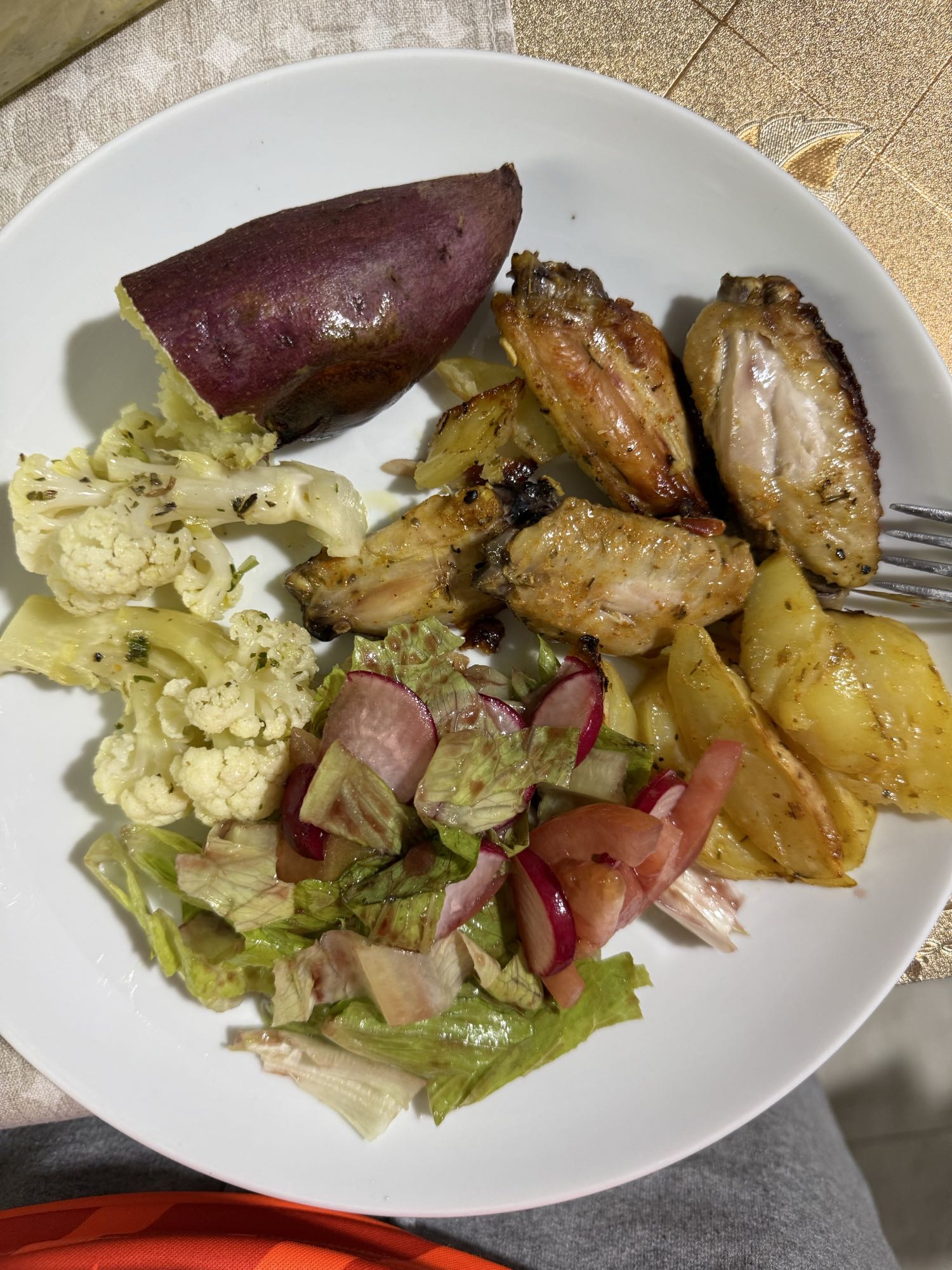 Frango com batata e salada