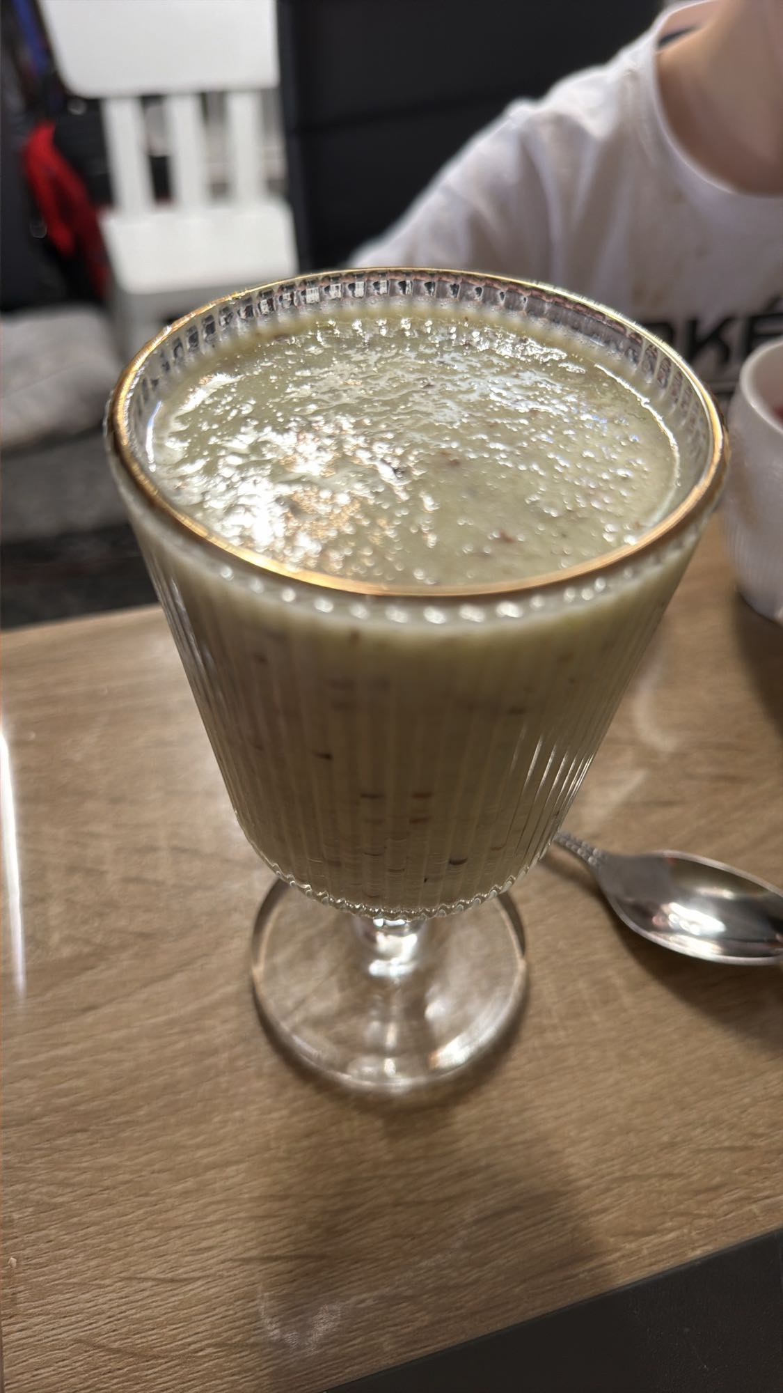 Smoothie cu banană, kiwi, măr, lapte de migdale, semințe de in și miere