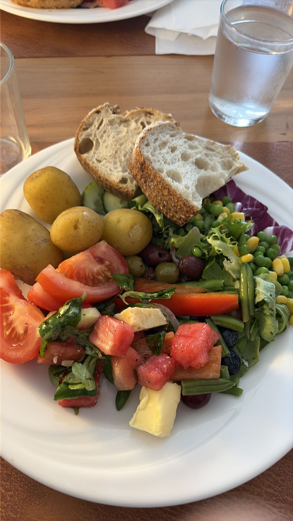 Sallad med bröd och potatis