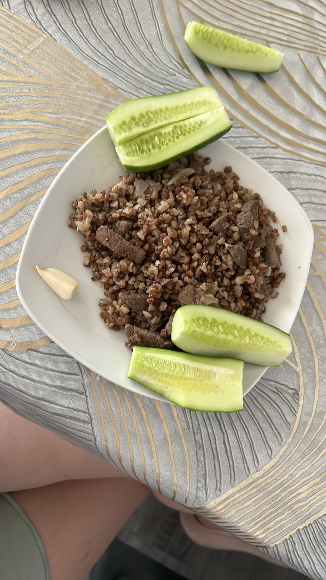 Гречка с мясом и огурцом
