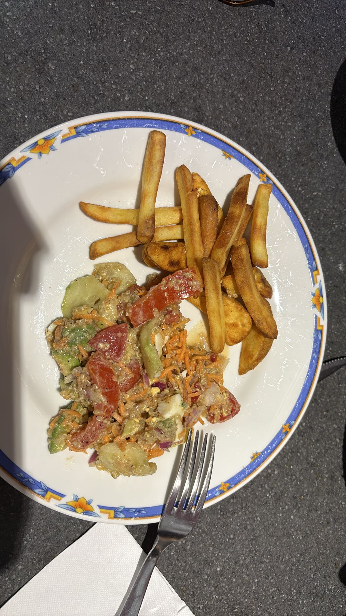 Frites et salade quinoa