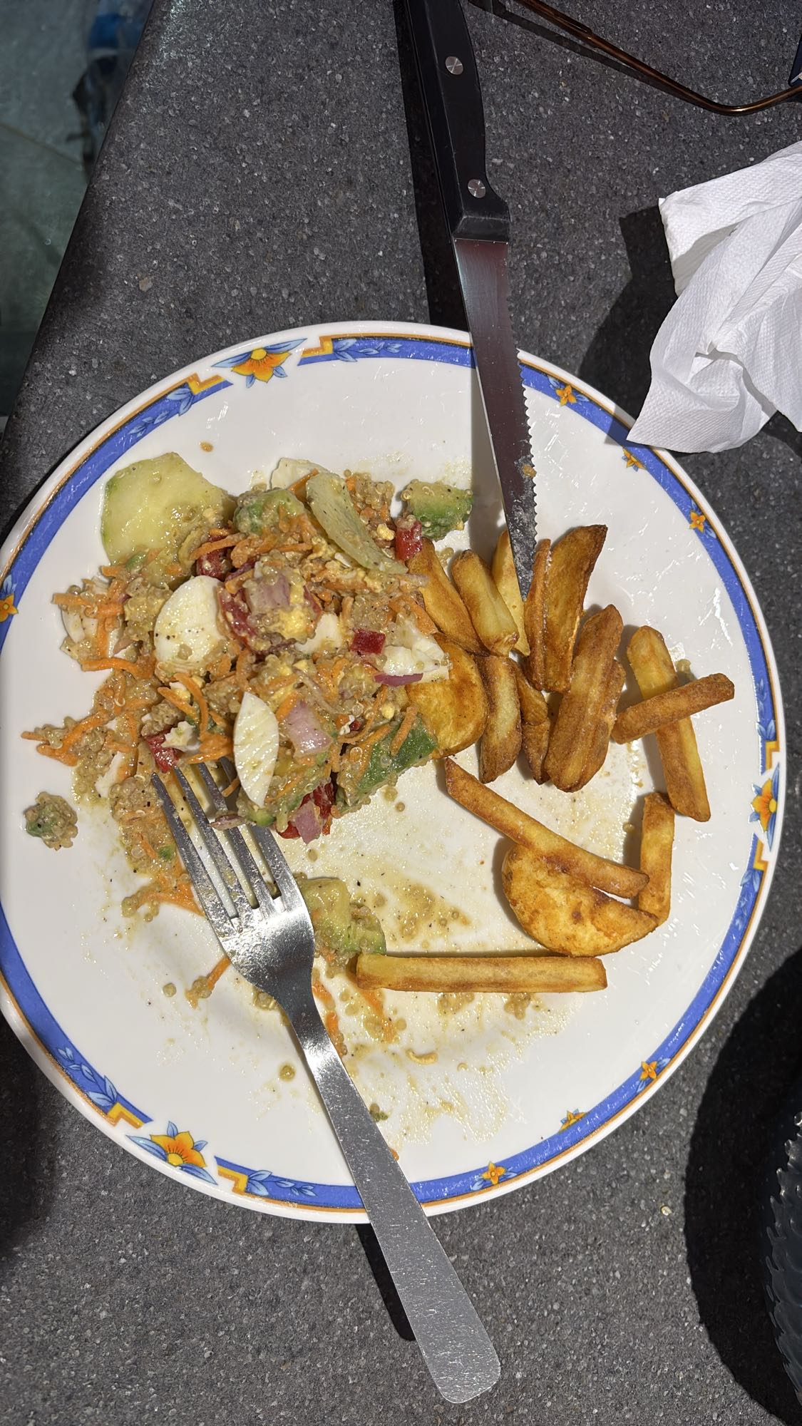 Salade quinoa et frites