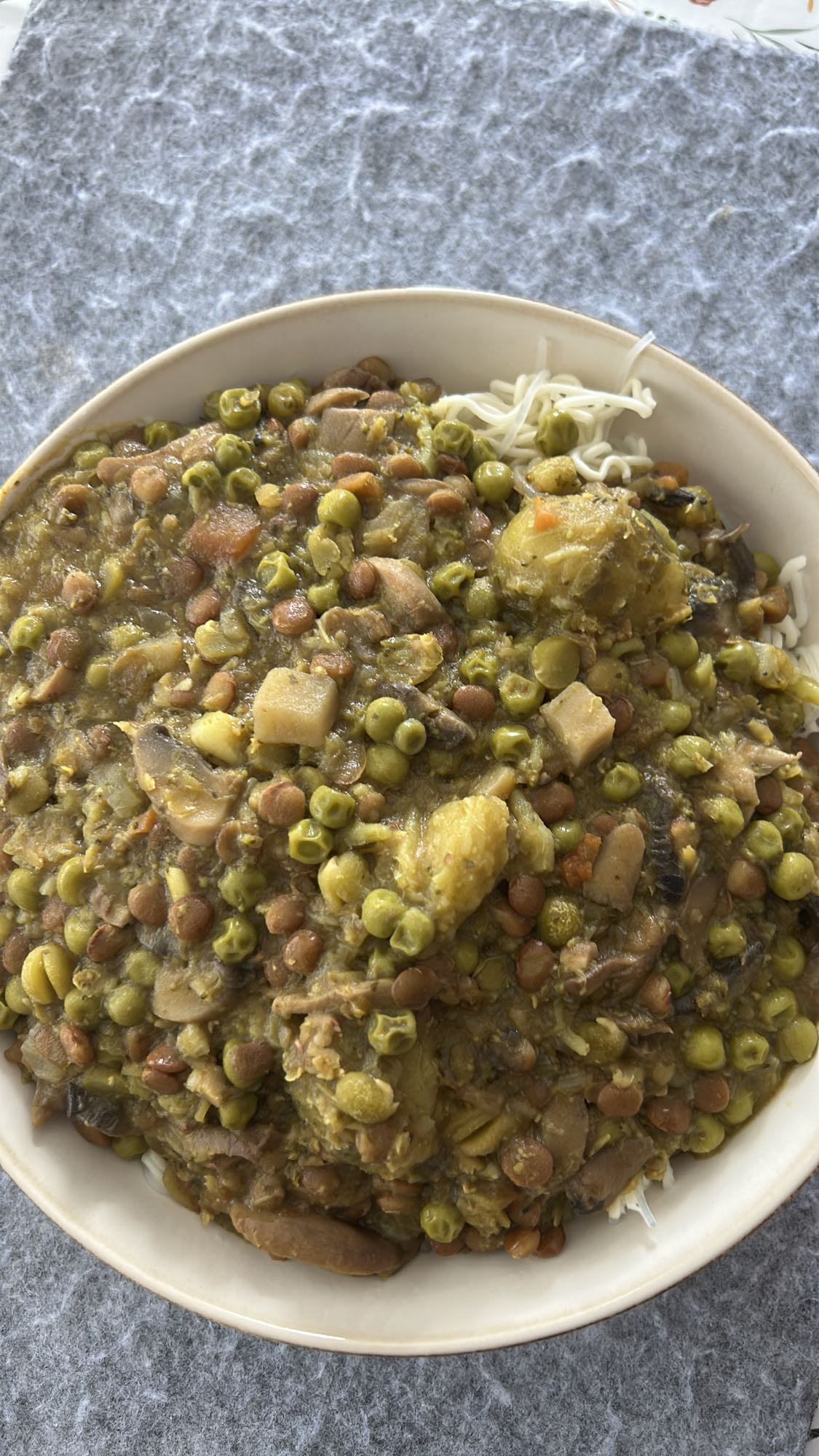 guiso de lentejas y fideos