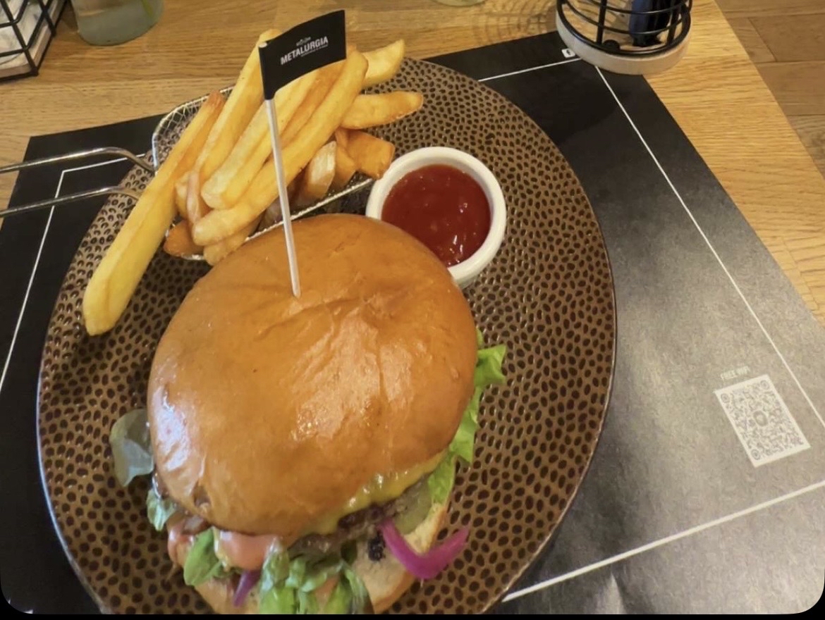 Burger z frytkami