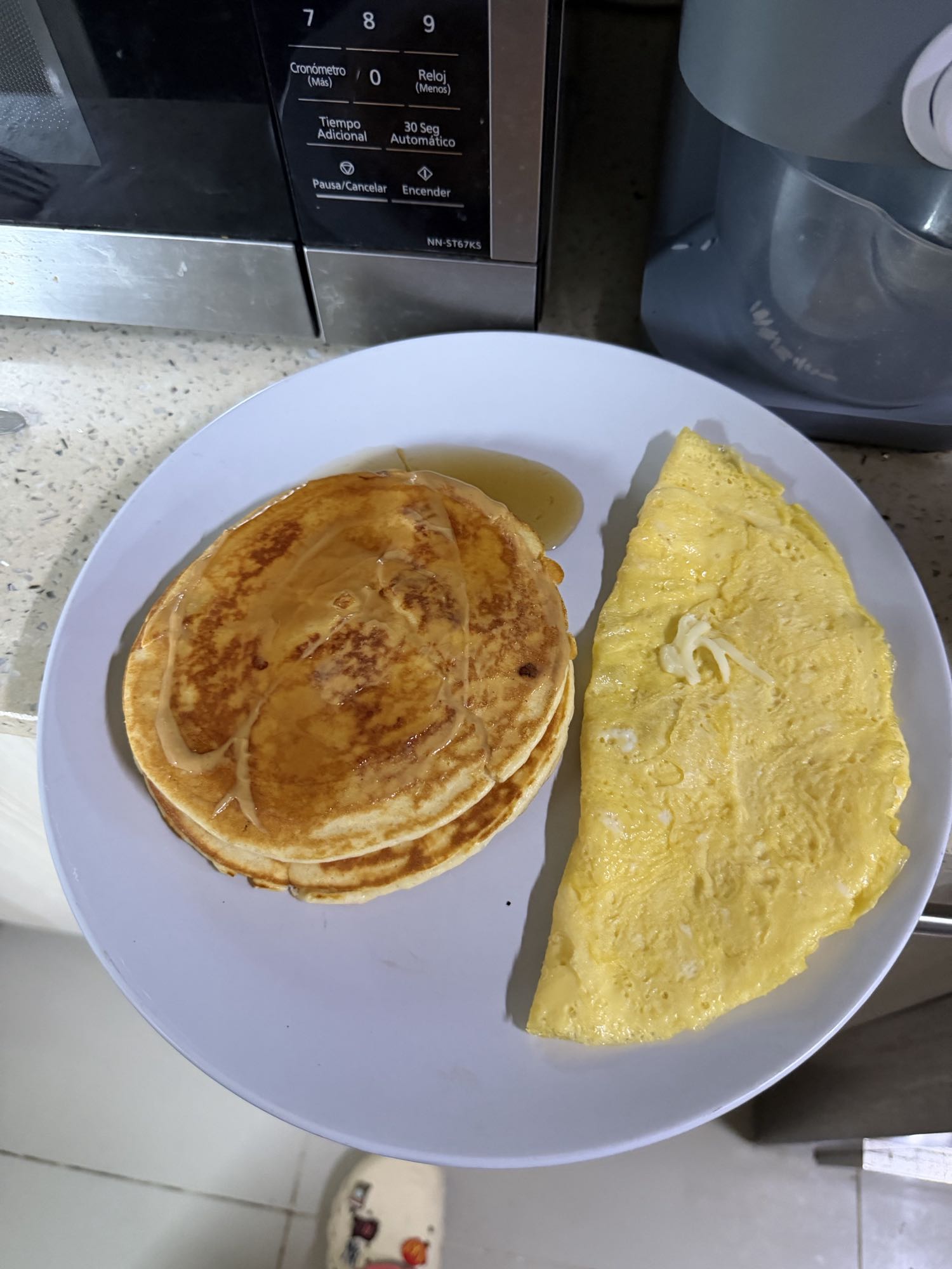 panqueques de avena y quinoa con omelet y queso