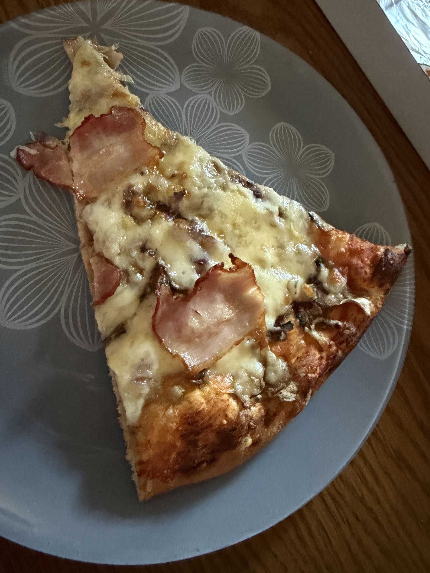 Kawałek pizzy z szynką