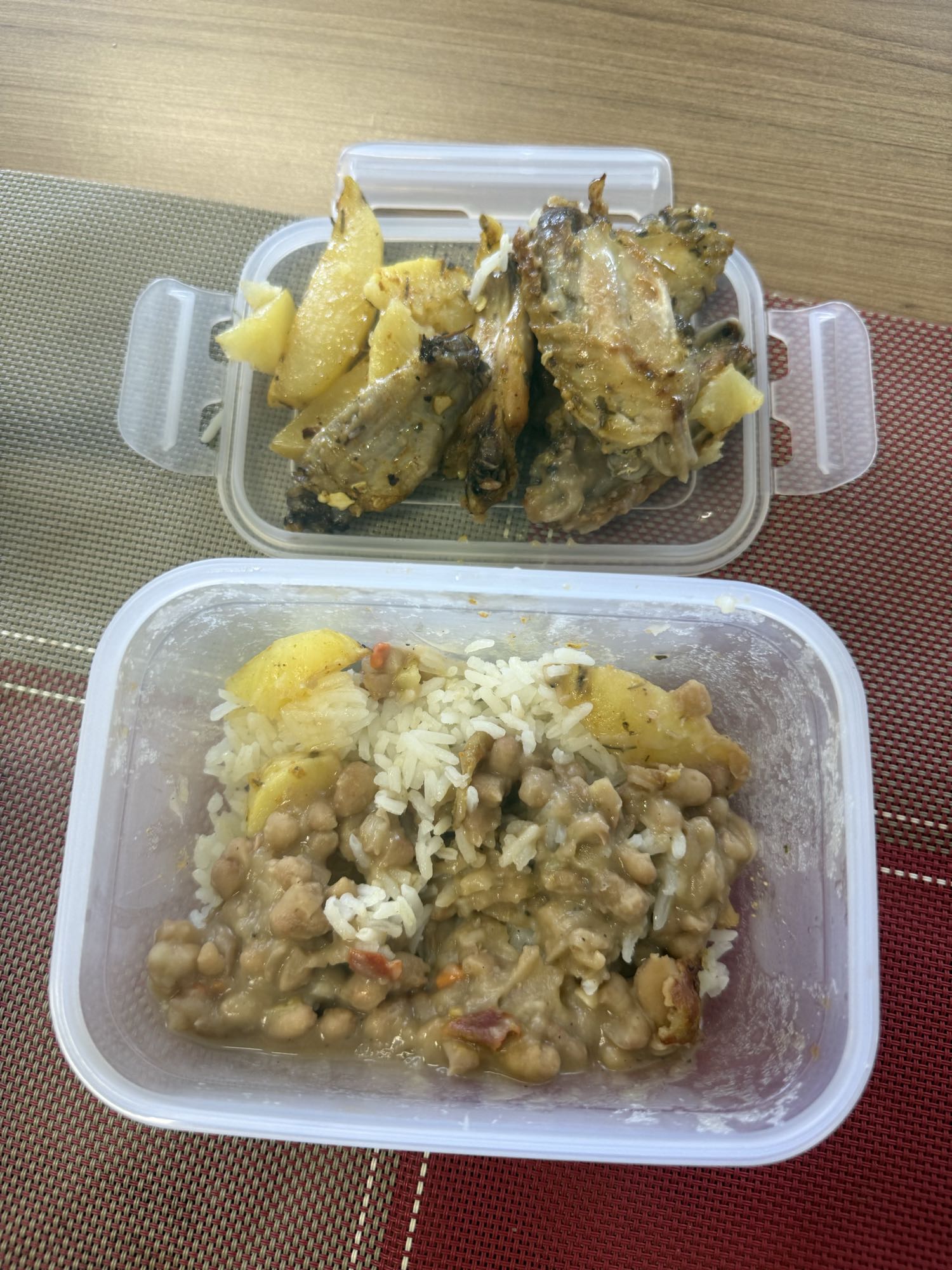 Frango com arroz e feijão
