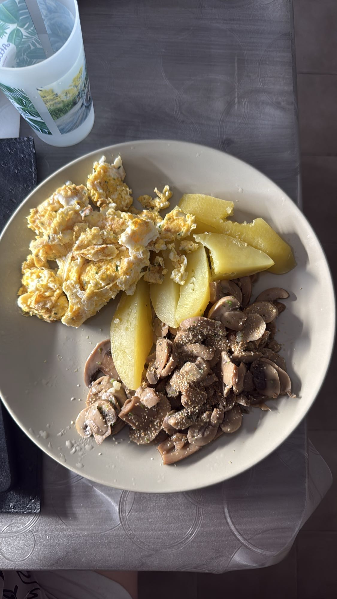 Oeufs pommes champignons