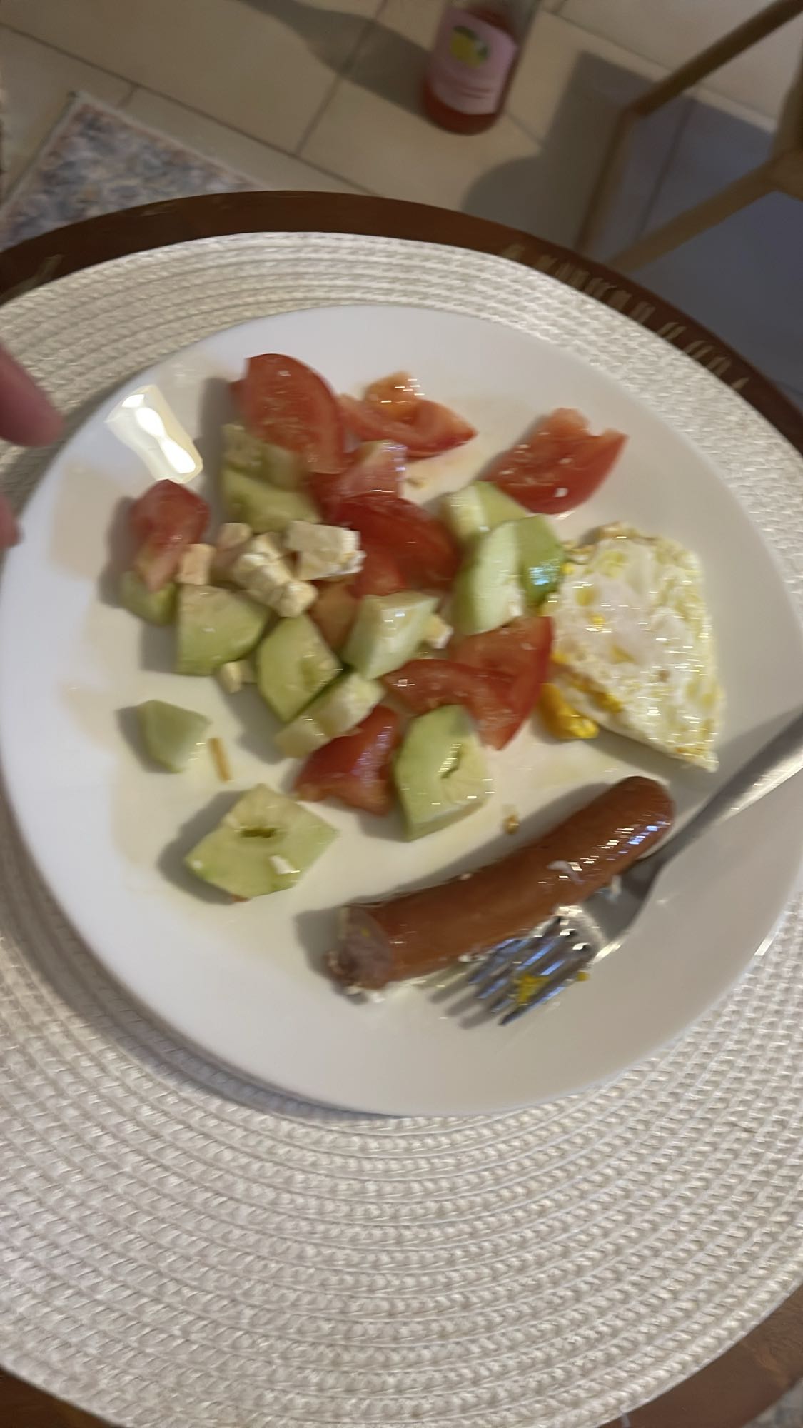 Салат с яйцом и сосиской