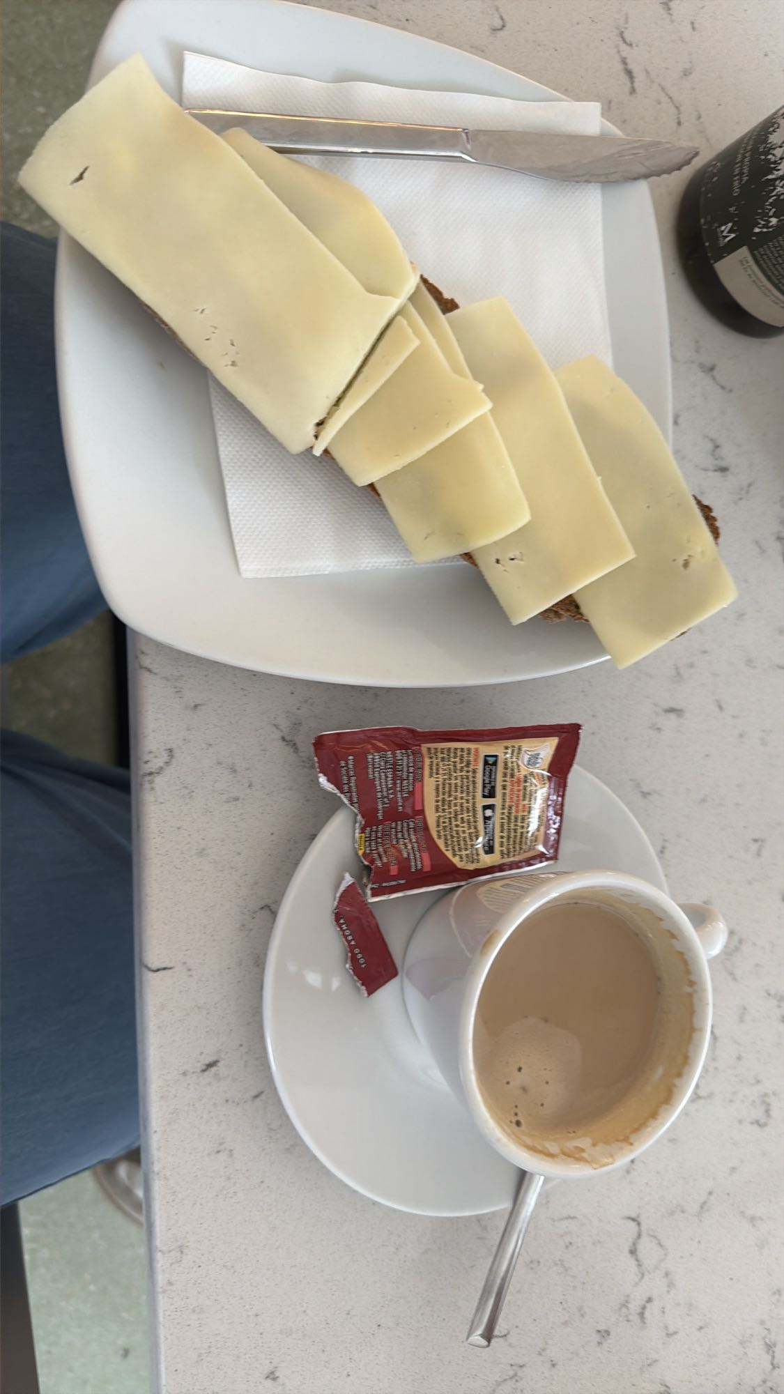 tostada con queso y café