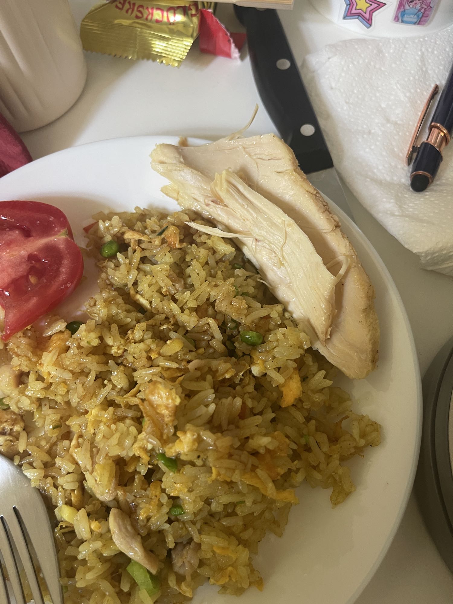 Рис карри с запеченной куриной грудкой, яйцом и помидорами