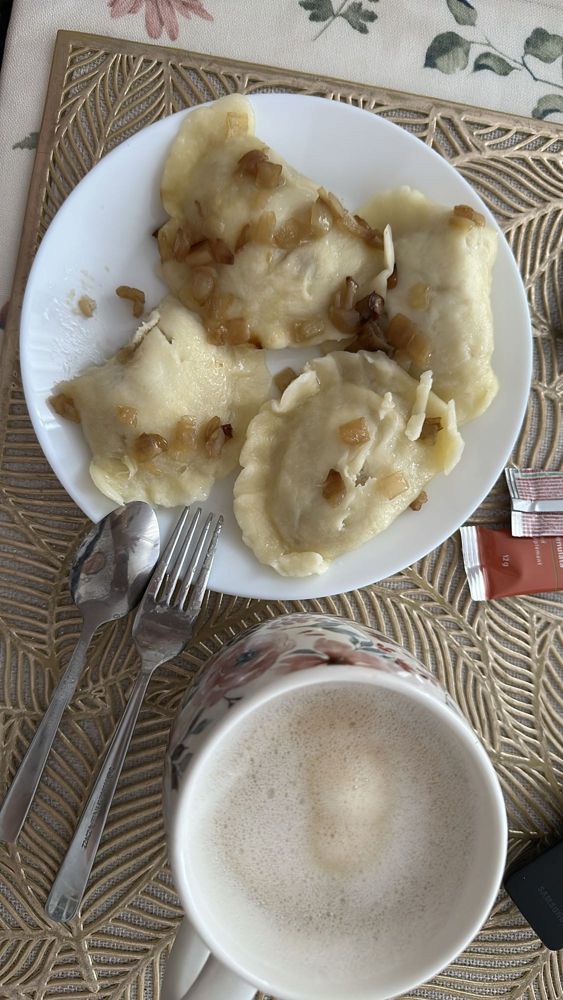 Pierogi z cebulą i kawa