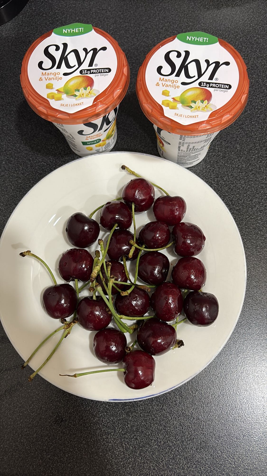 Skyr med kirsebær