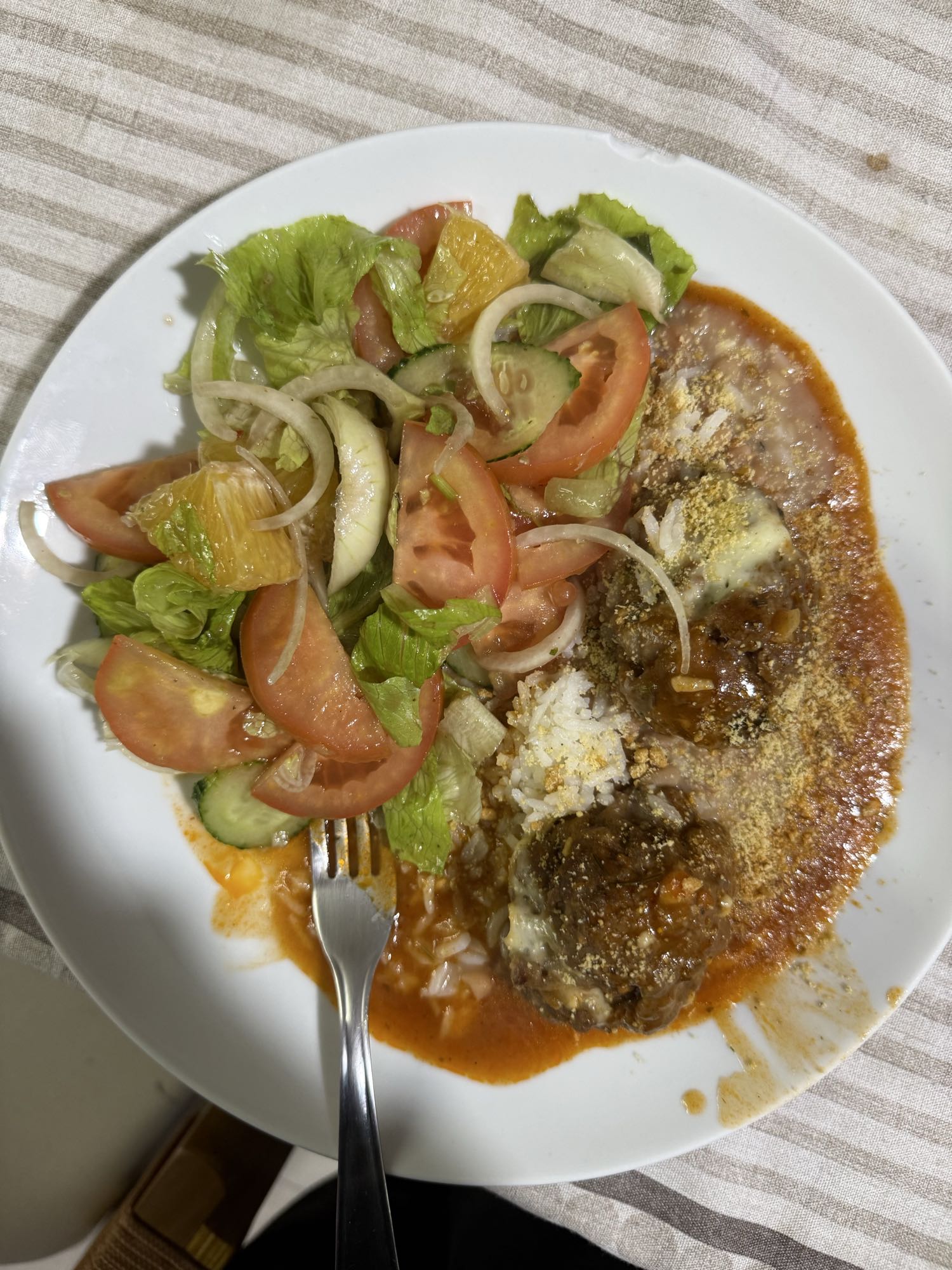 Almôndegas com salada