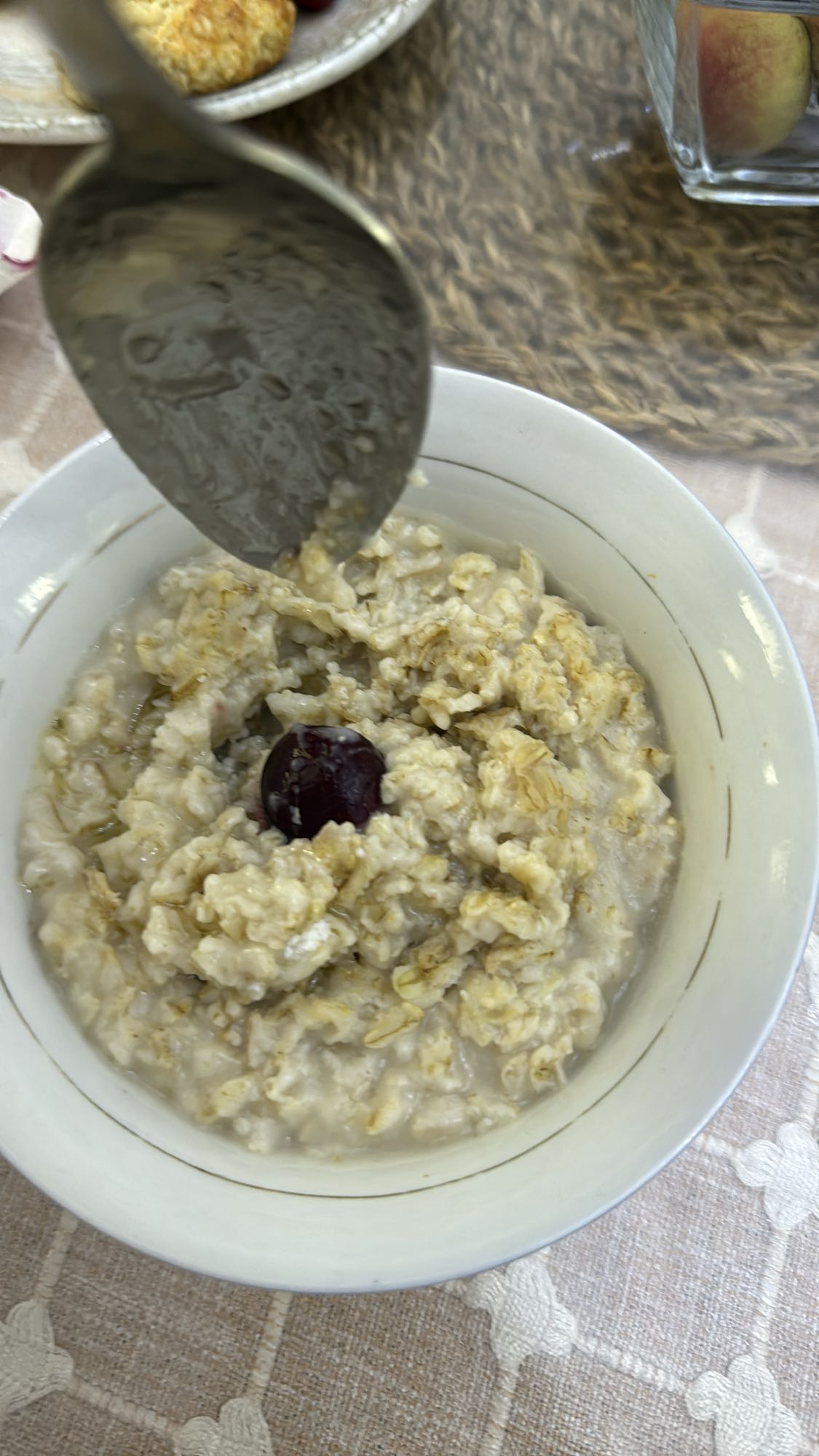 Овсяная каша с вишней