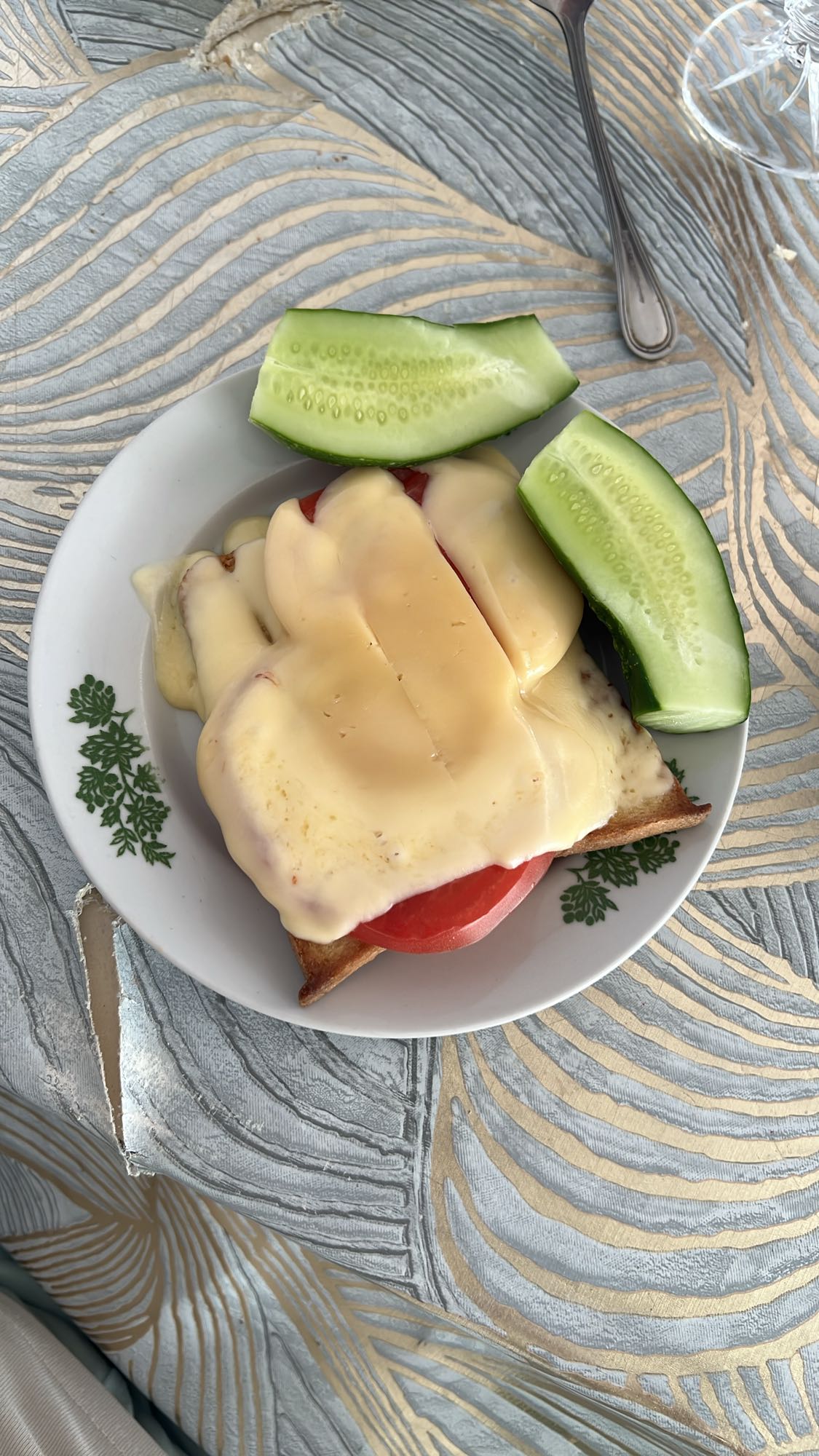 Тост с сыром и огурцом
