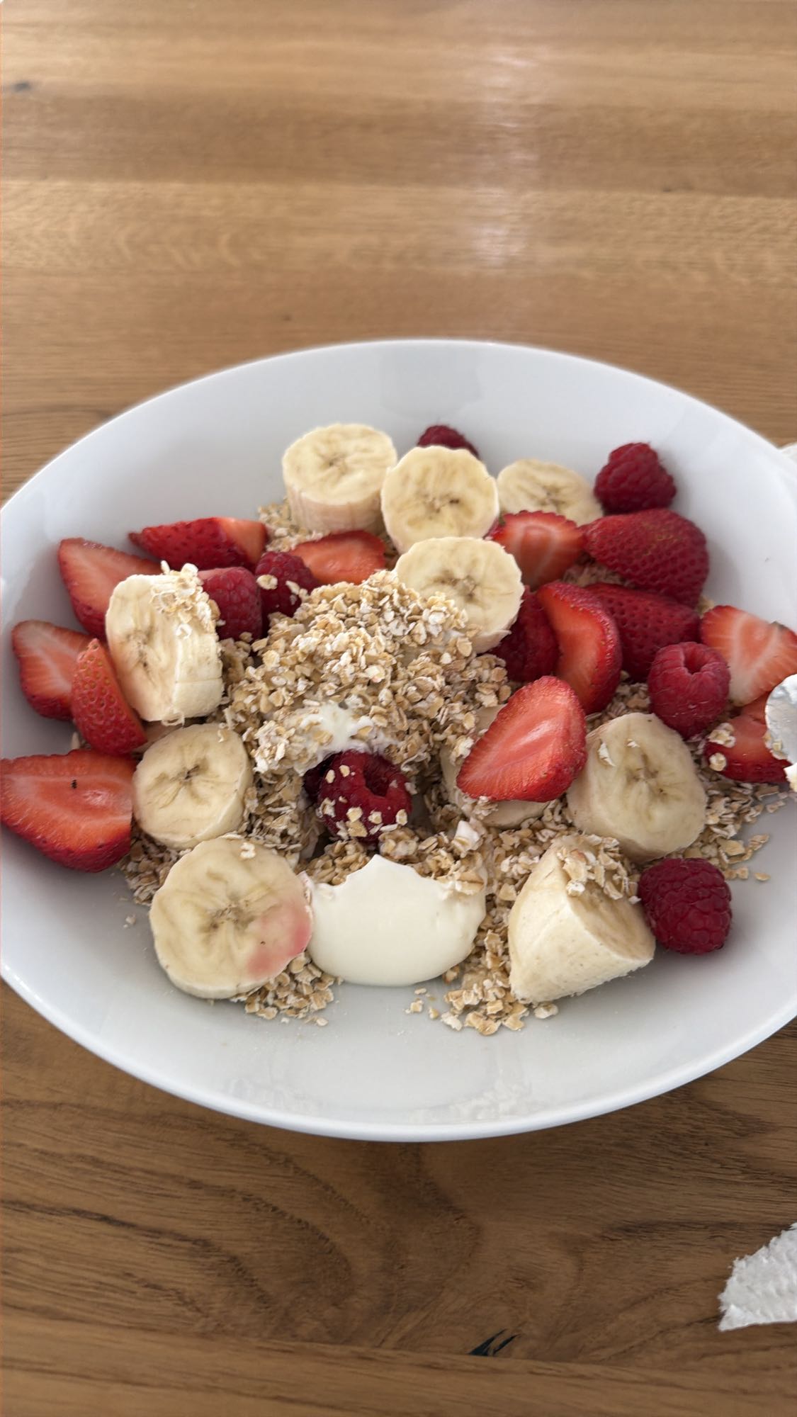 Joghurt mit Obst und Hafer