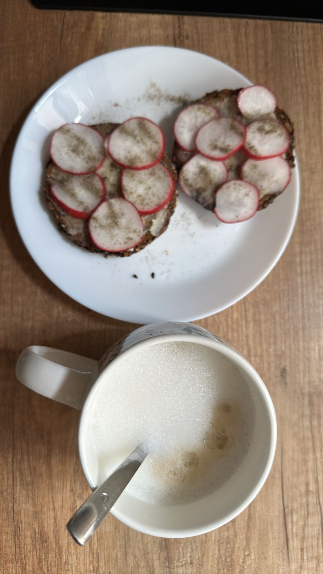 Kanapki z rzodkiewką i latte
