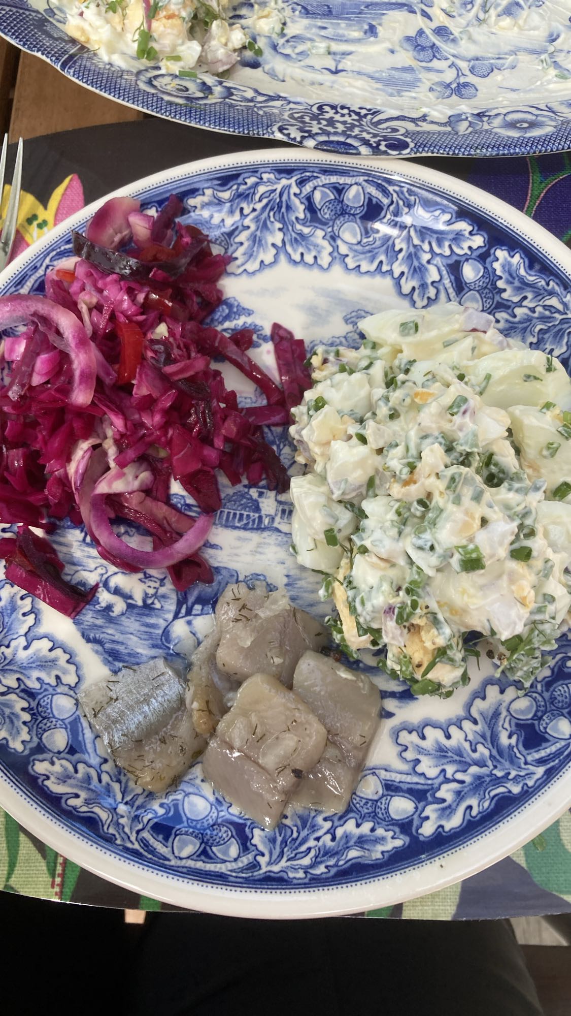 Sill med äggsallad och yoghurt
