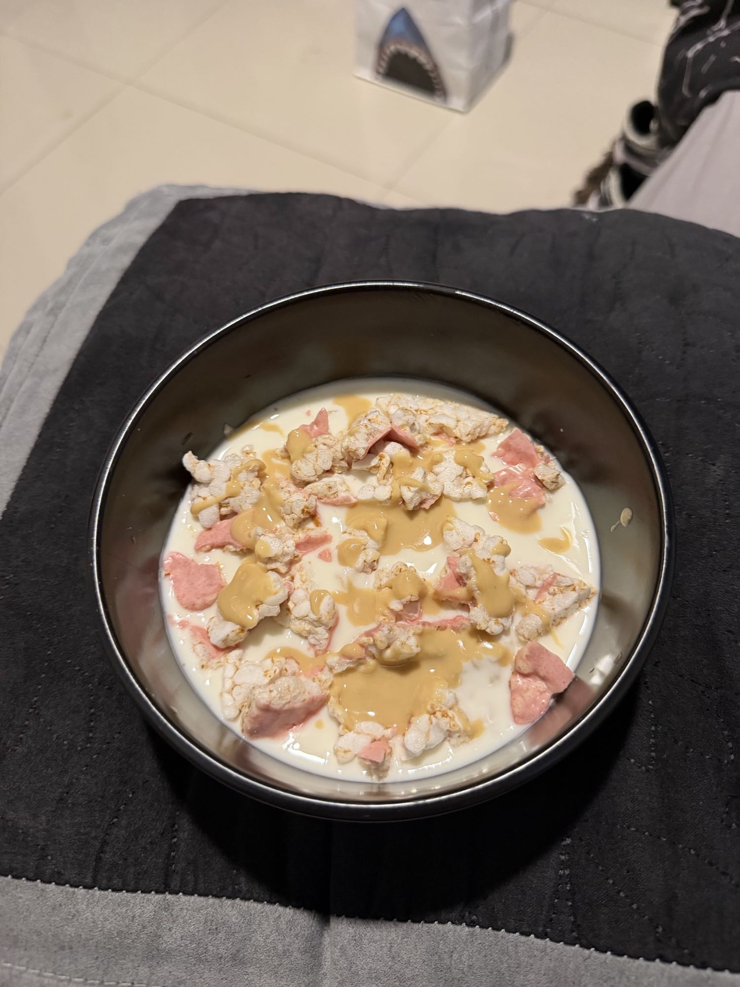 avena con leche descremada, yogurt y mantequilla de maní