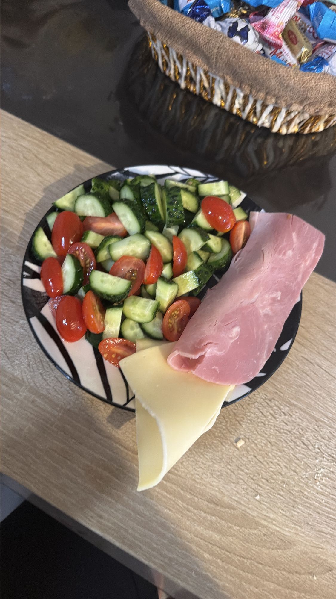 Salată cu șuncă și cașcaval