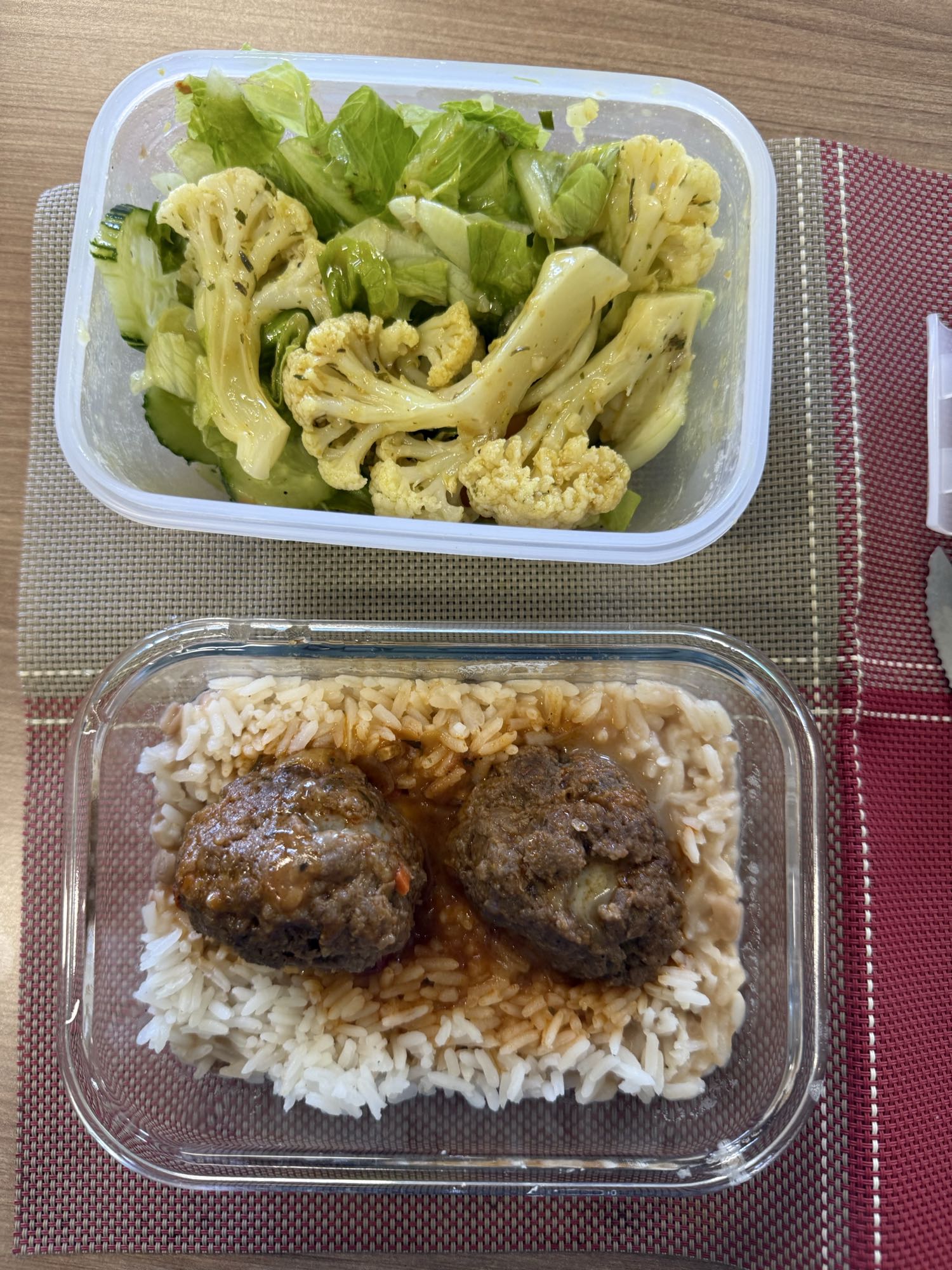 Arroz com almôndegas e salada