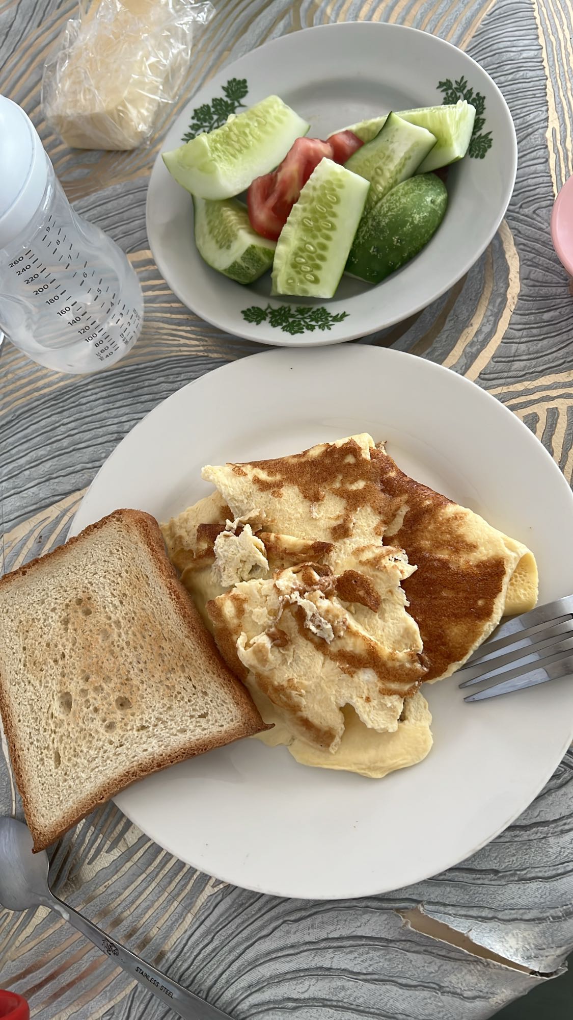 Омлет с хлебом и овощами