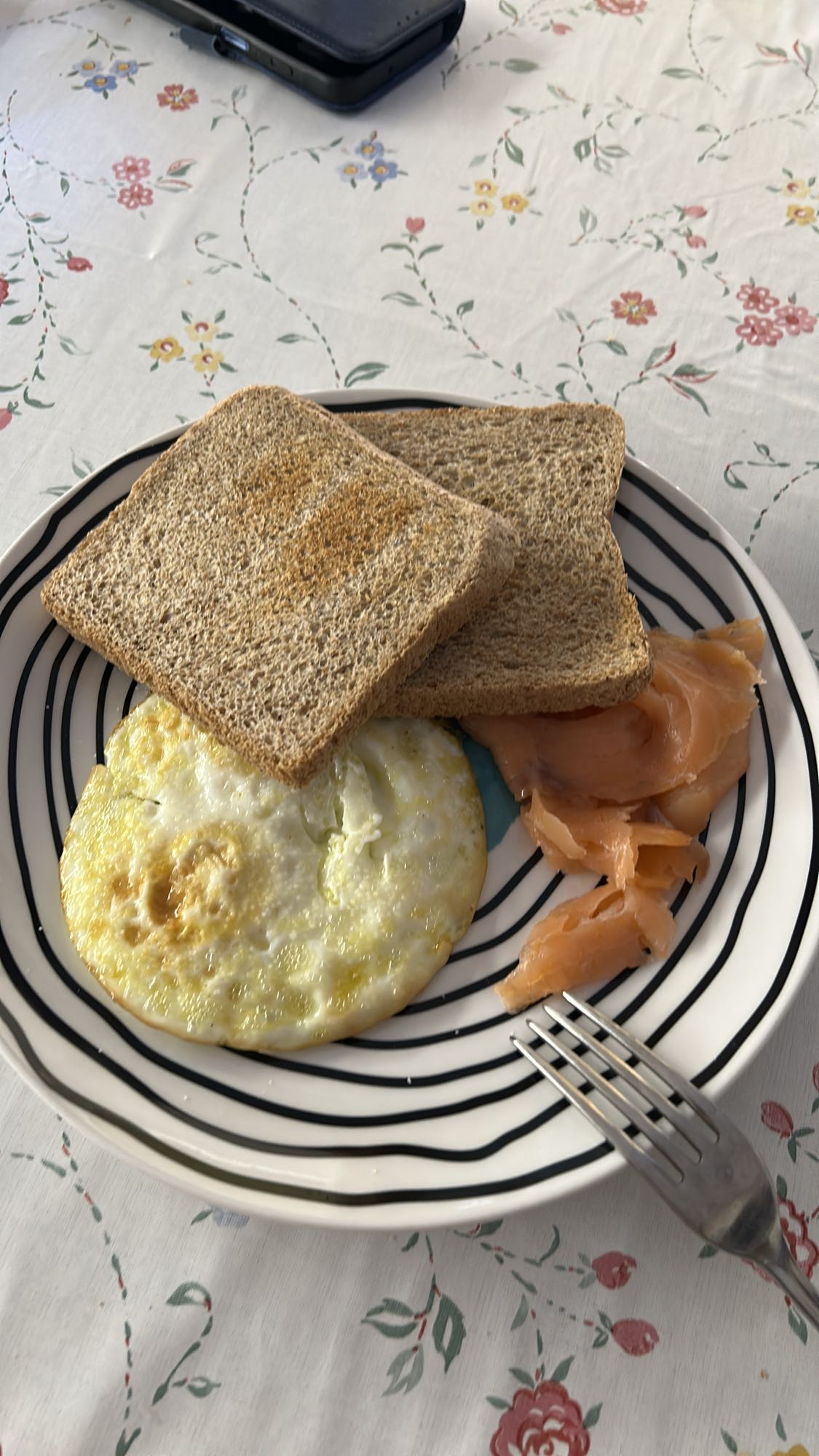 Toast uova e salmone