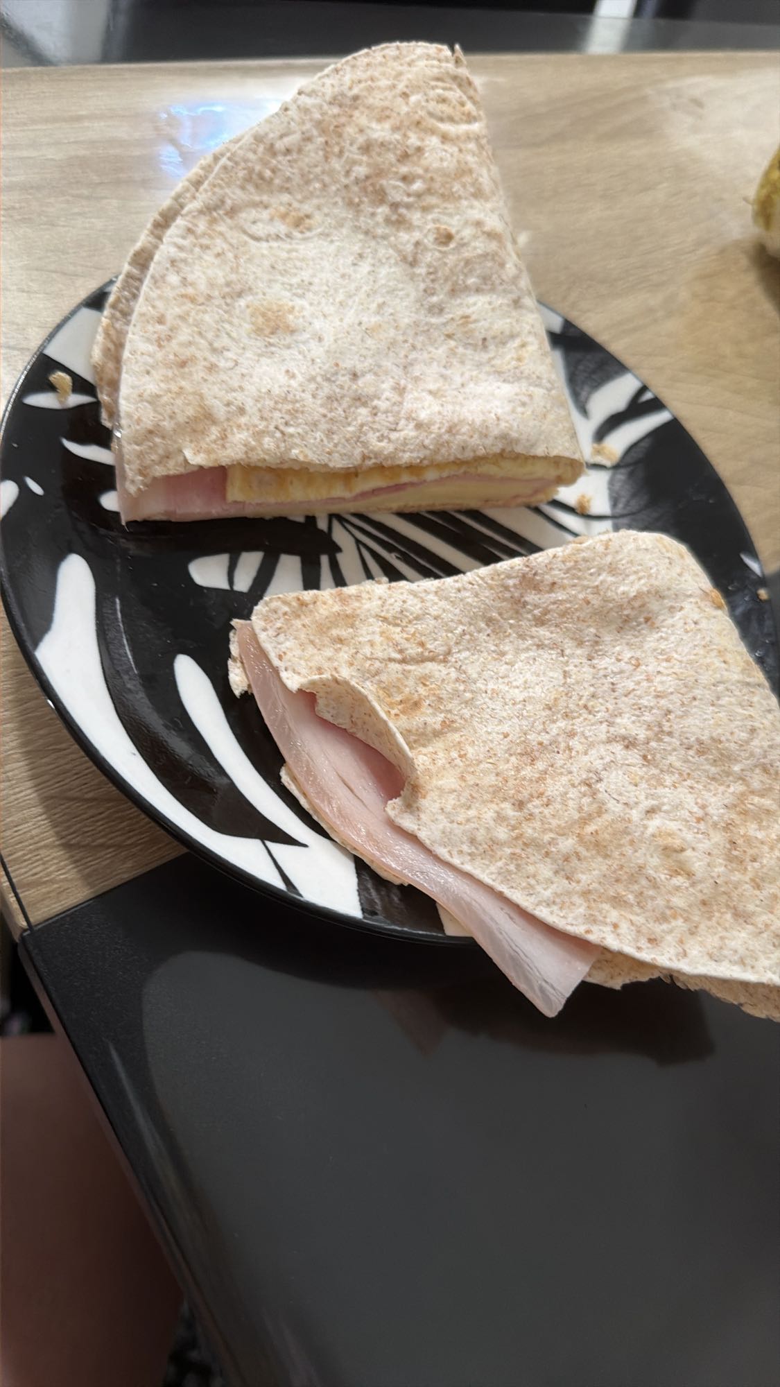 Lipie integrală cu ouă, cașcaval și jambon