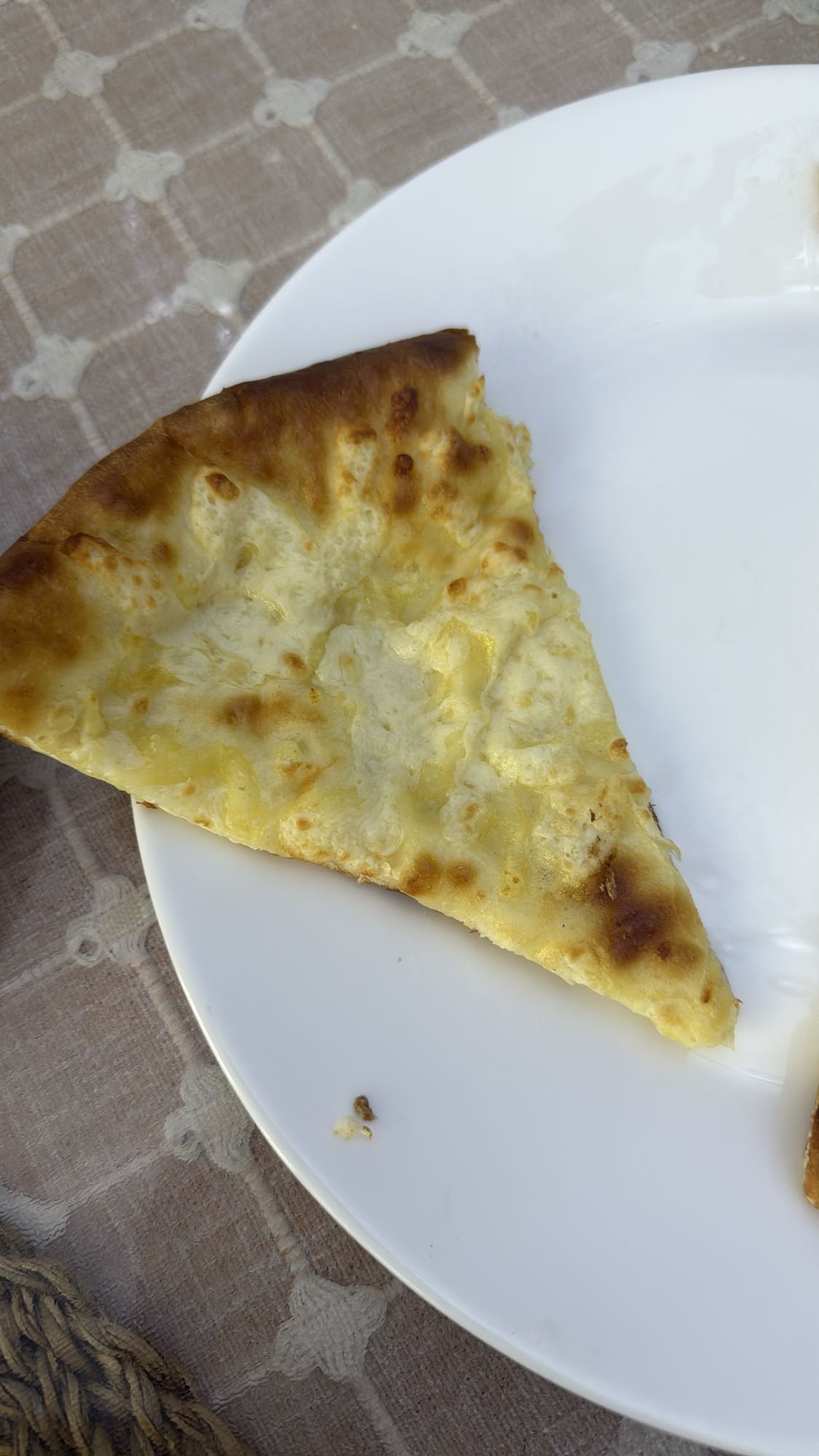 Кусок сырной пиццы