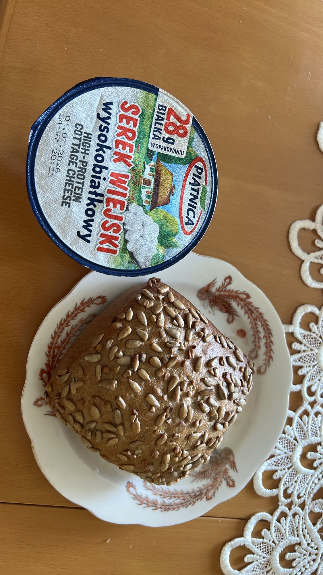 Bułka z serkiem wiejskim