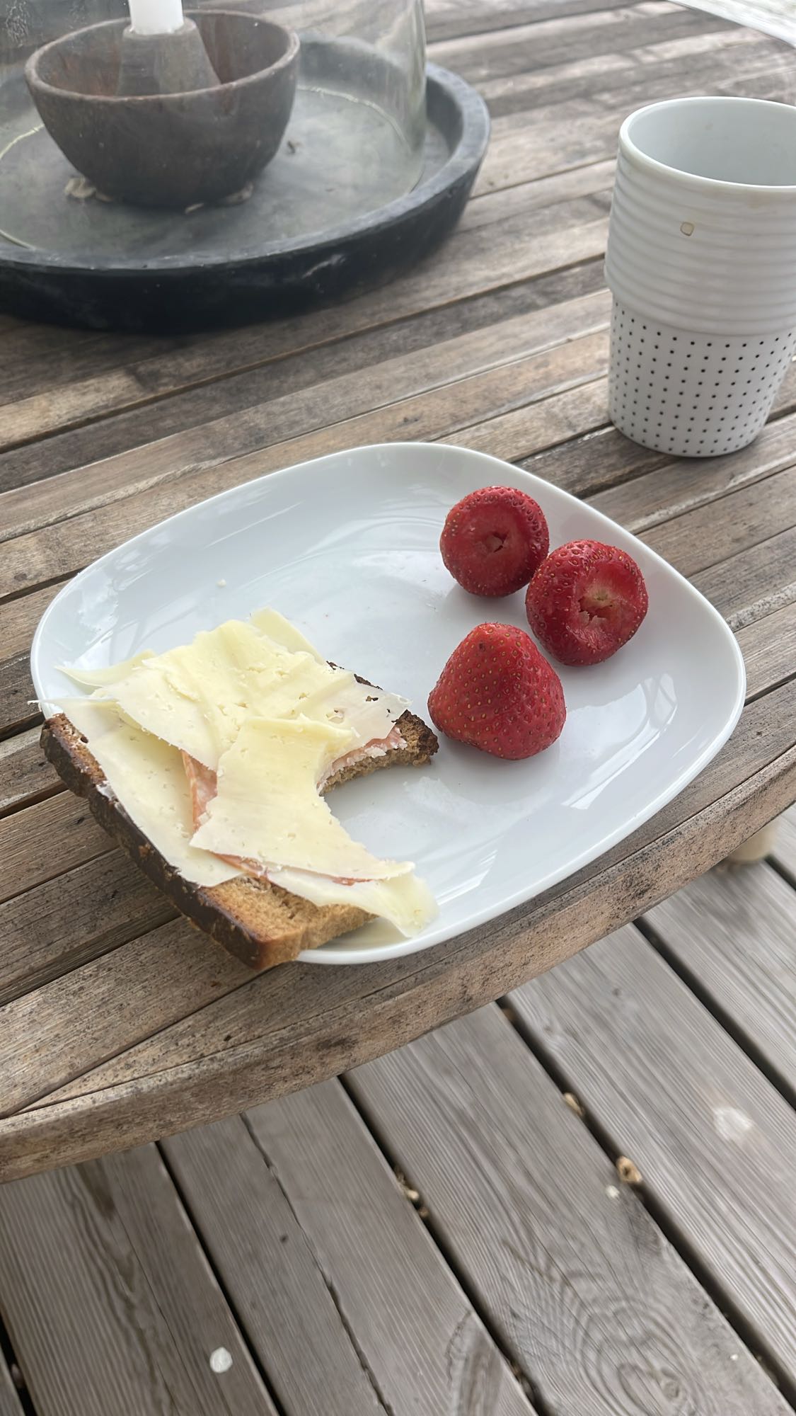 Smörgås med ost och jordgubbar