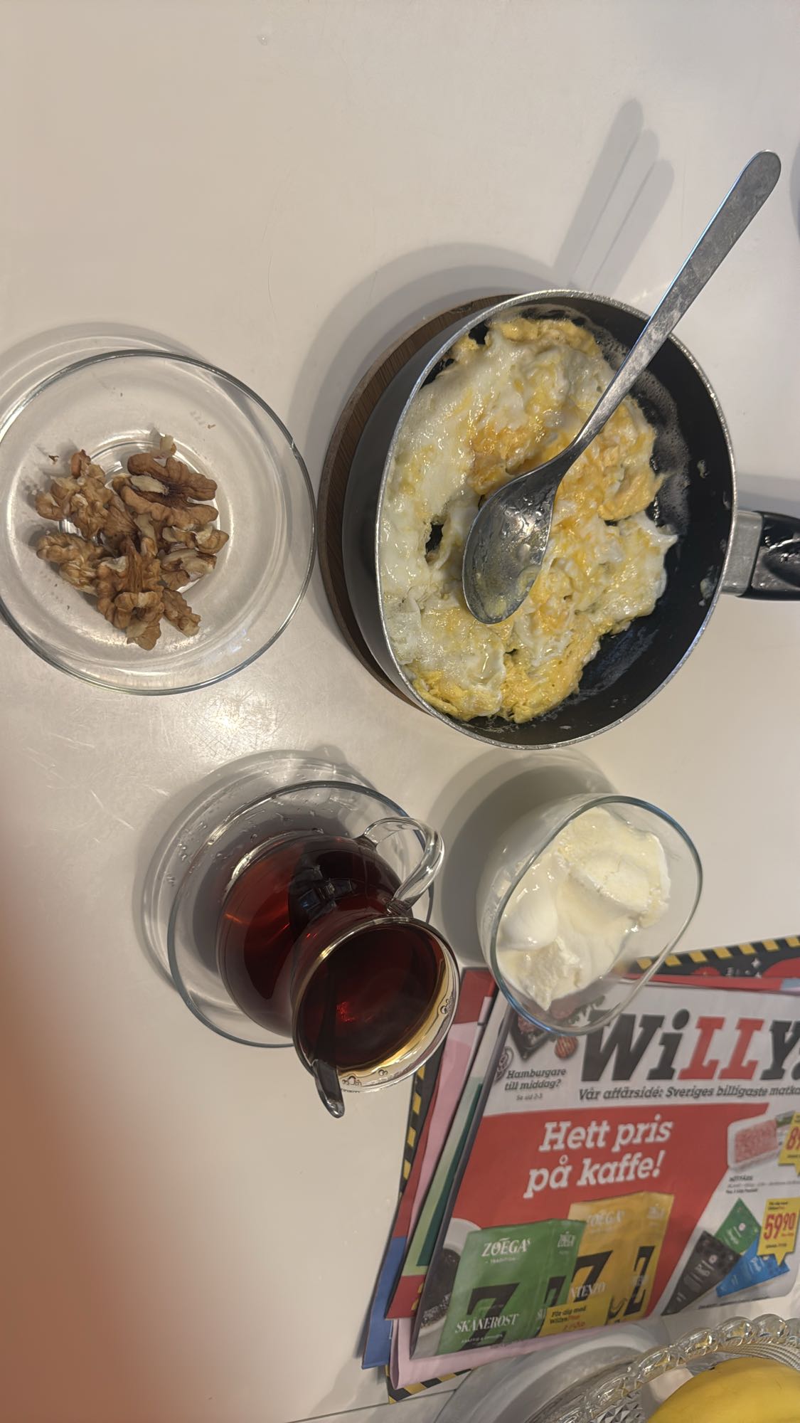 Ägg med yoghurt och valnötter