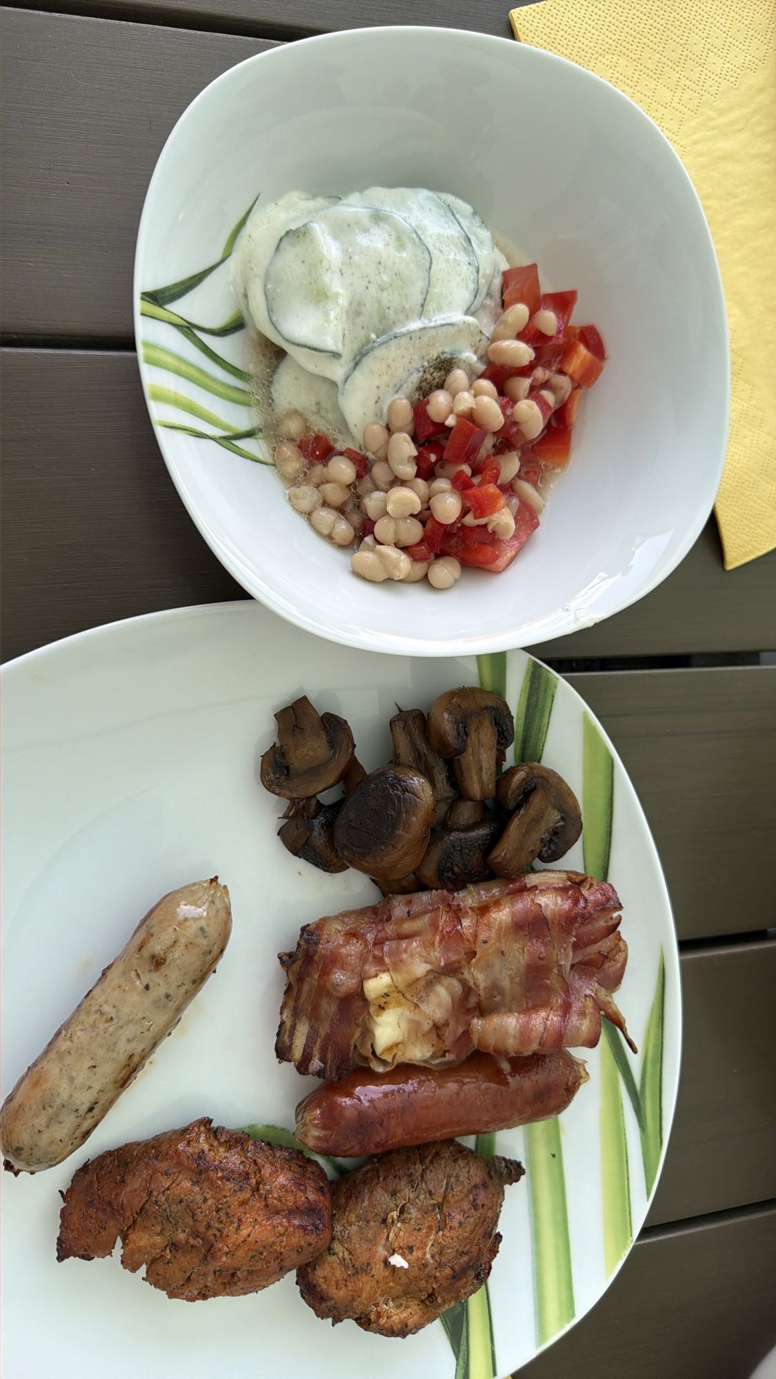 Grillteller mit Salat